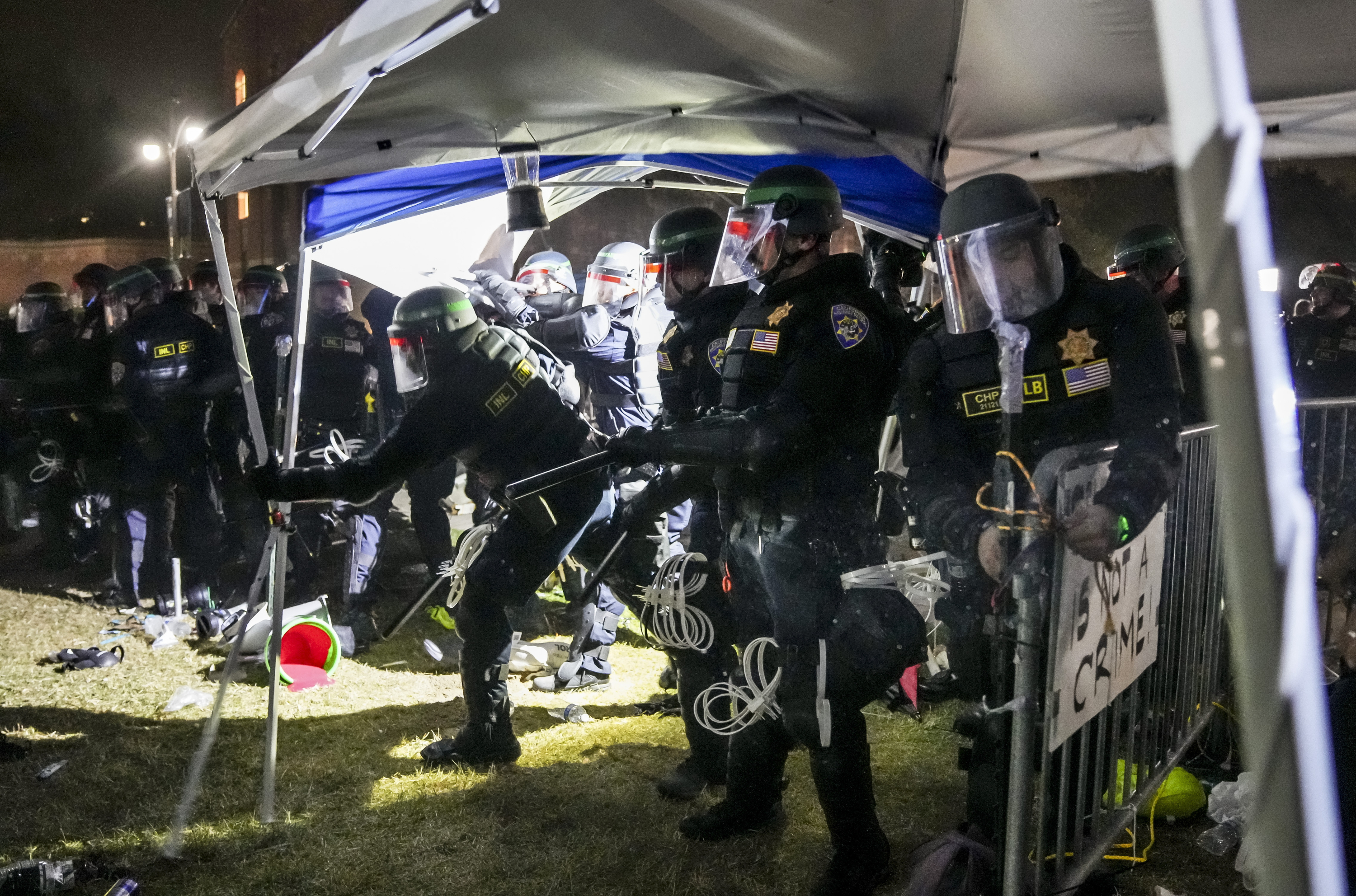 Agentes de policía desmantelan el campamento de manifestantes propalestinos en el campus de la Universidad de California en Los Ángeles.