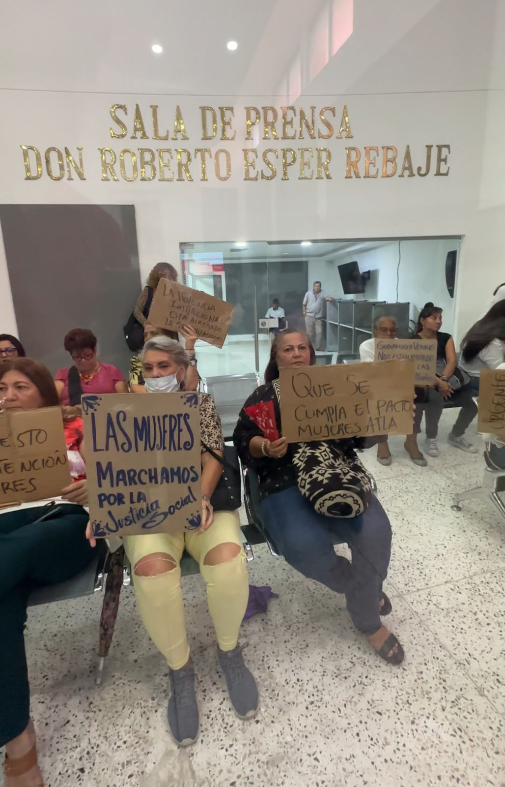 Un grupo de mujeres sacó estas pancartas durante la sesión de este lunes en la Asamblea.