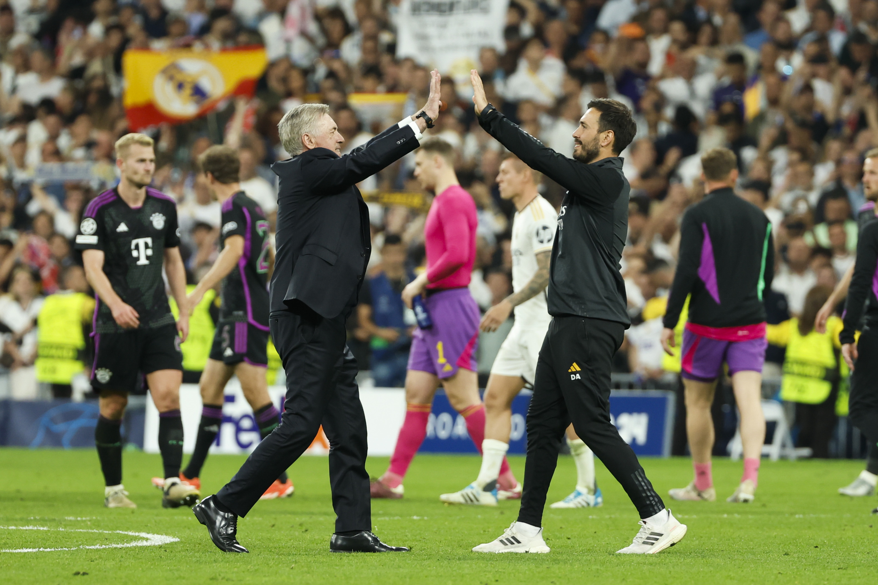Carlo y Davide Ancelotti celebran el paso del Real Madrid a la final de la Champions.