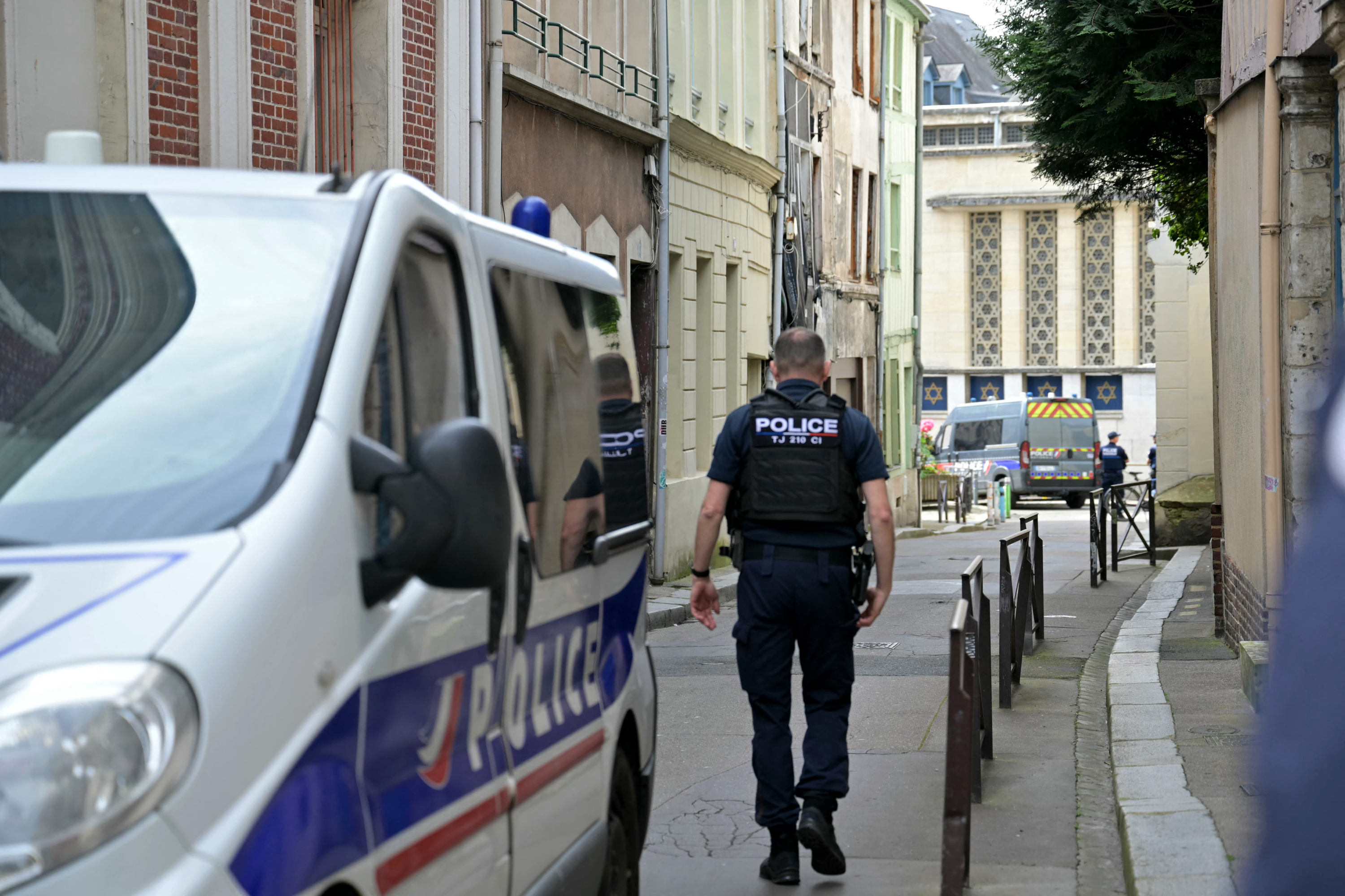La policía cierra las calles aledañas a la sinagoga atacada en Rouen, Francia,