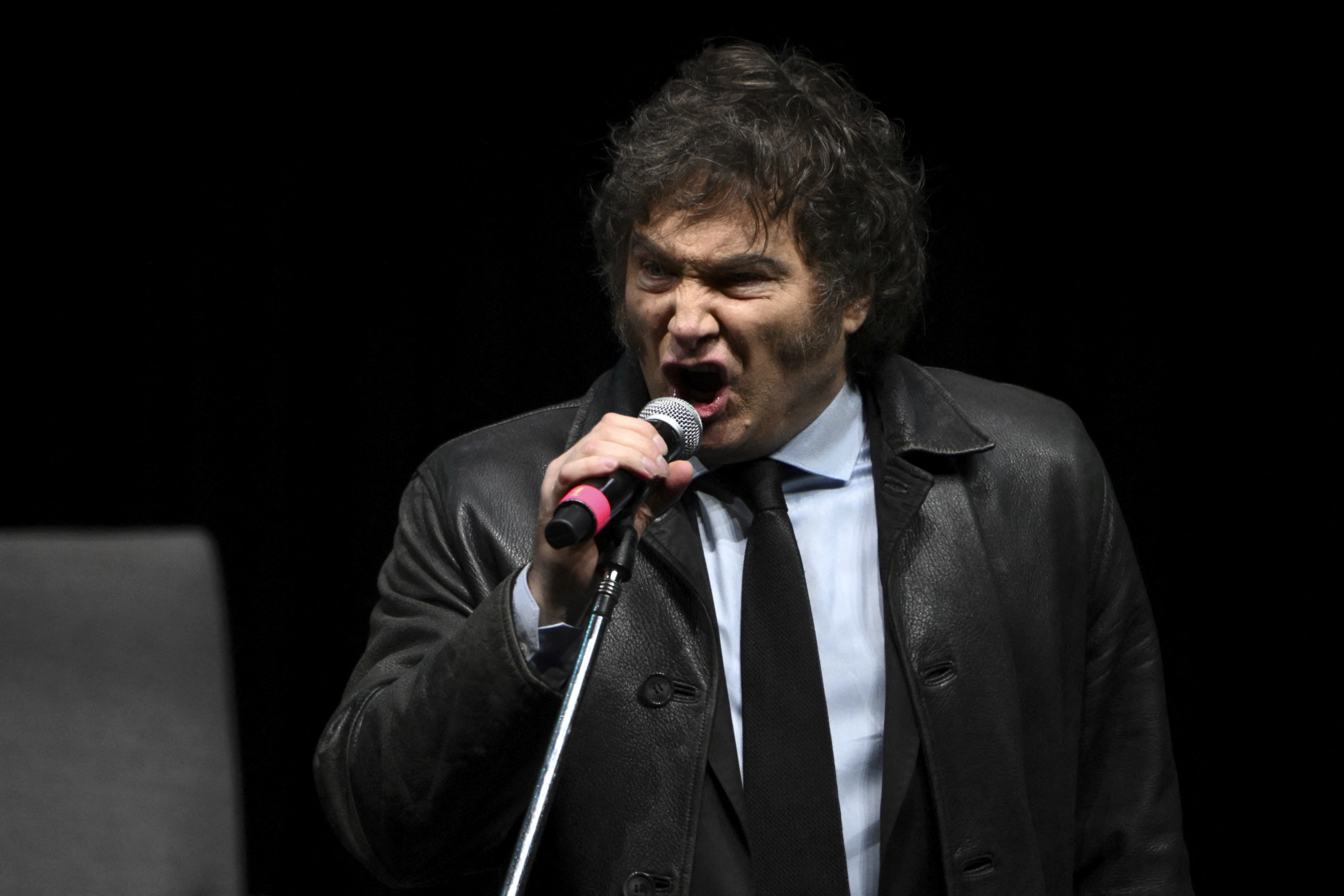 El presidente argentino, Javier Milei, canta durante la presentación de su nuevo libro.