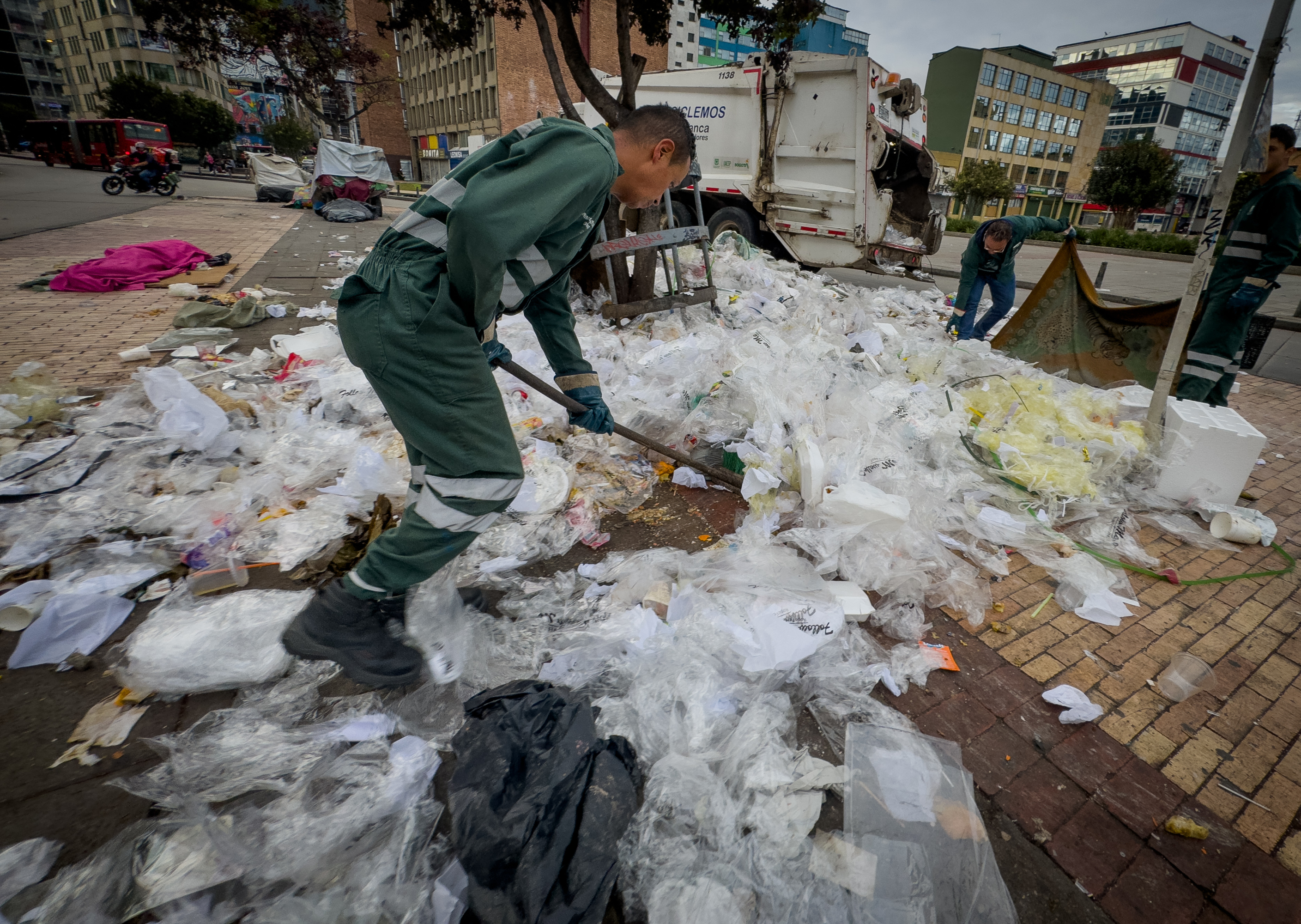 Funciones de la Uaesp Recogen la Basura que Amaneció Hoy 27 de Mayo del 2024 Frente a la Estacia de Transmilenio de la Avenida Jiménez en el Centro de la Ciudad. Foto Mauricio Moreno Ceet El Tiempo @mauriciomorenofoto