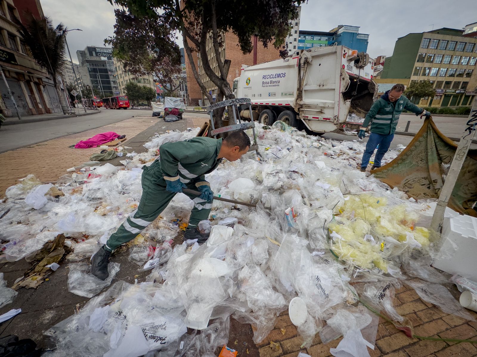 Funciones de la Uaesp Recogen una Gran Cantidad de Basura Dejada Frente A la Estación de Transmilenio de la Jiménez, en el Centro de la Ciudad.