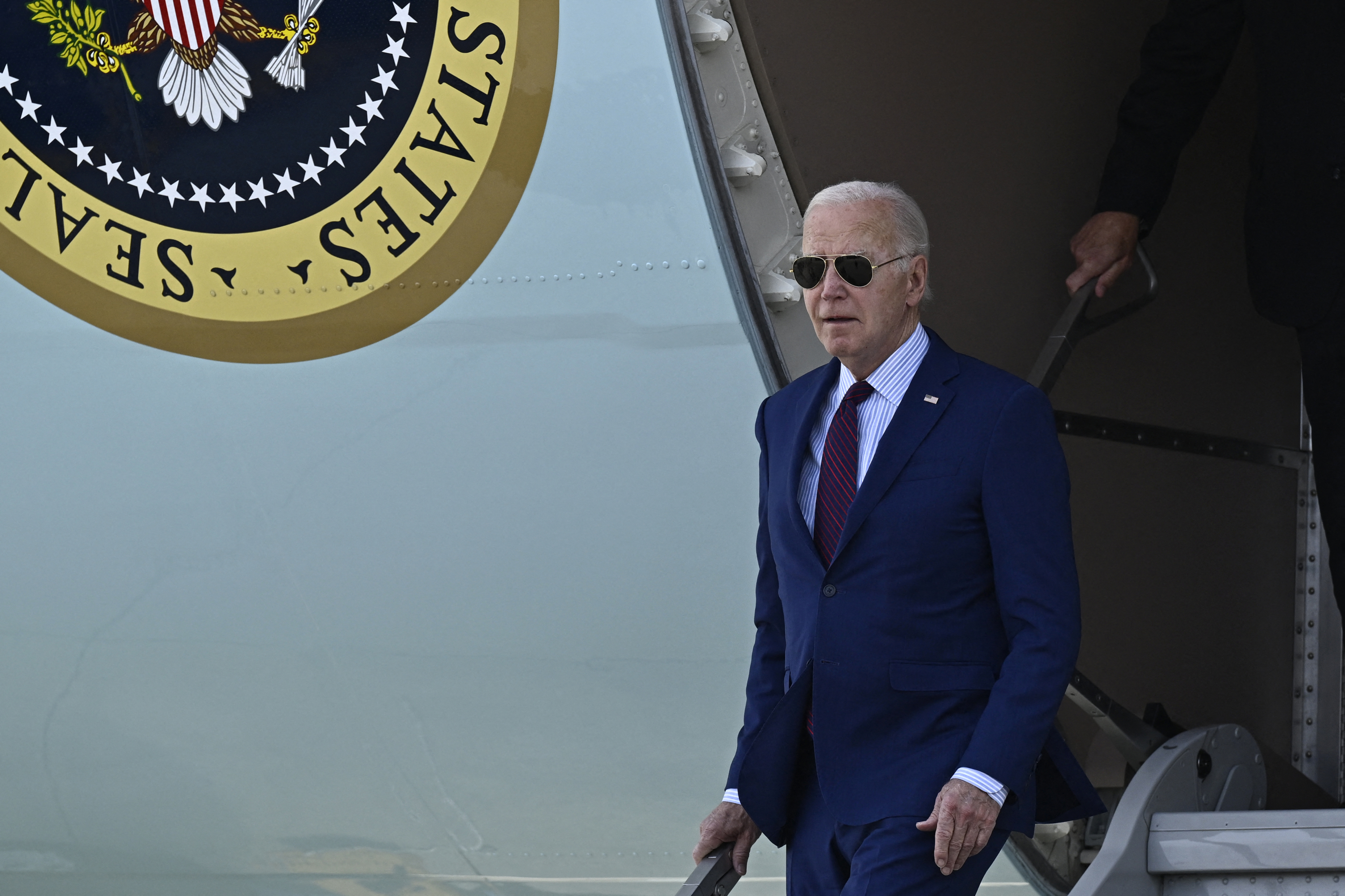El presidente de Estados Unidos, Joe Biden, llega al aeropuerto de Orly, en París.