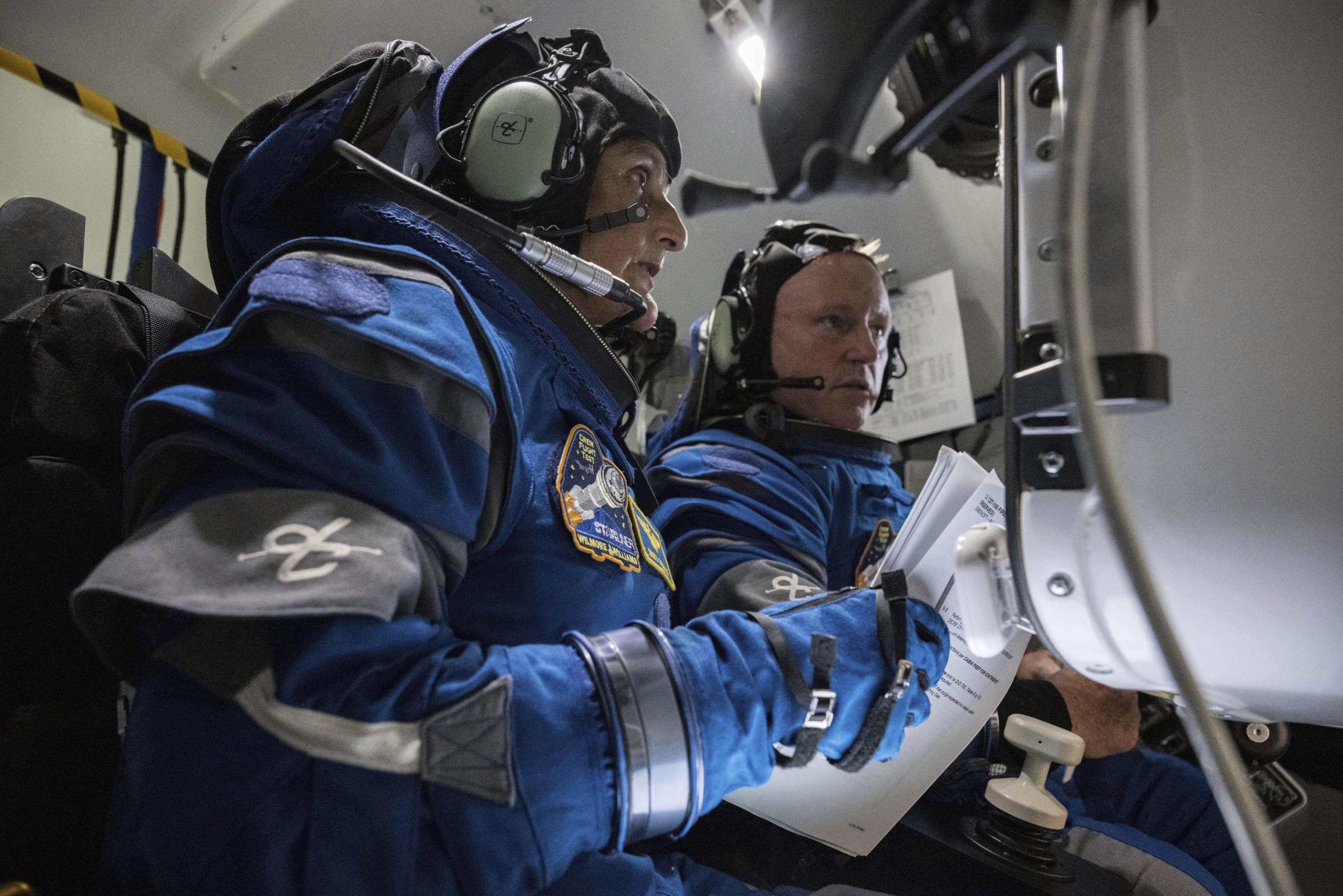 Butch Wilmore y Suni Williams, astronautas de la NASA, al interior de Starliner.