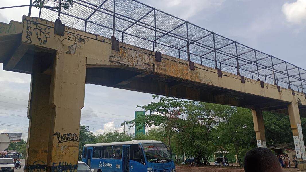 Puente peatonal colegio Inem fue cerrado por mal estado.