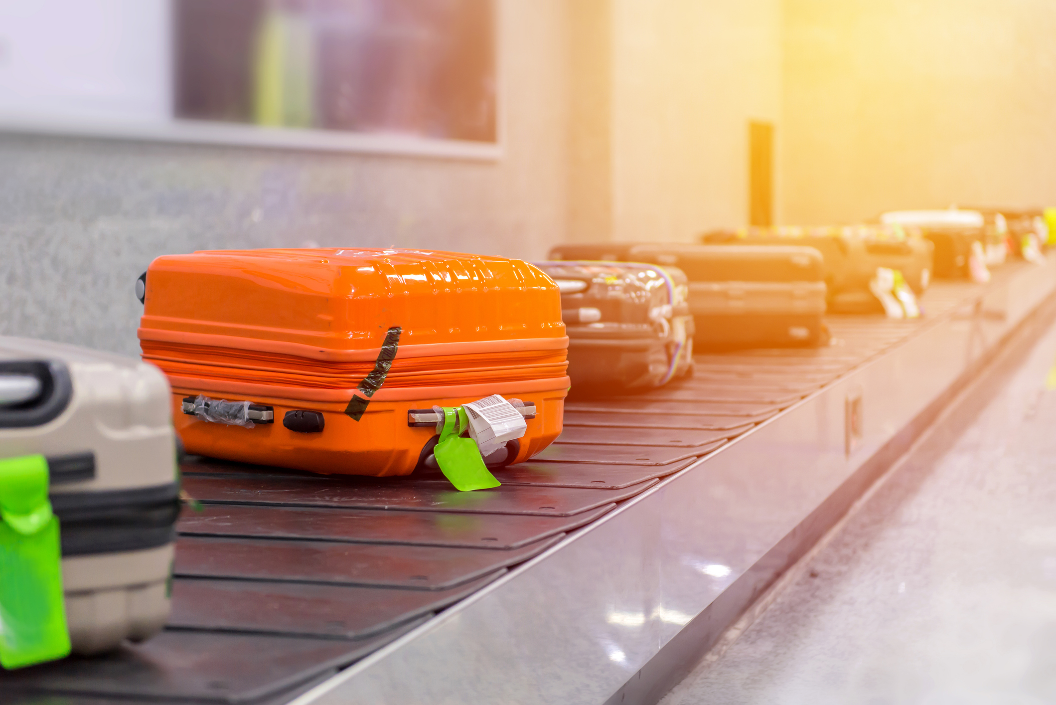 Un experto recomienda no amarrar cintas a las maletas documentadas en aeropuertos