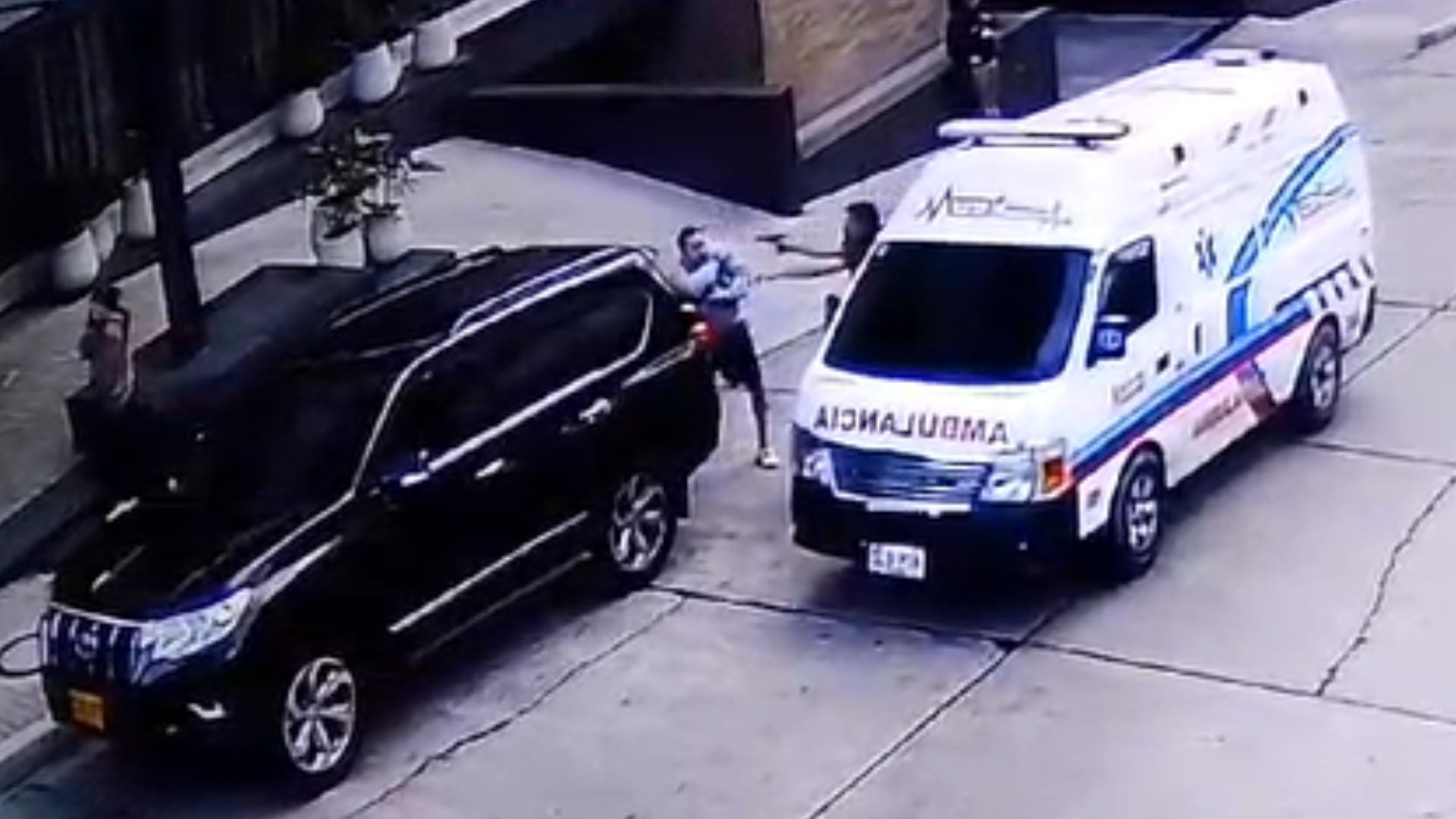 Este es el momento en el que el asaltante amenaza con un arma al empresario.