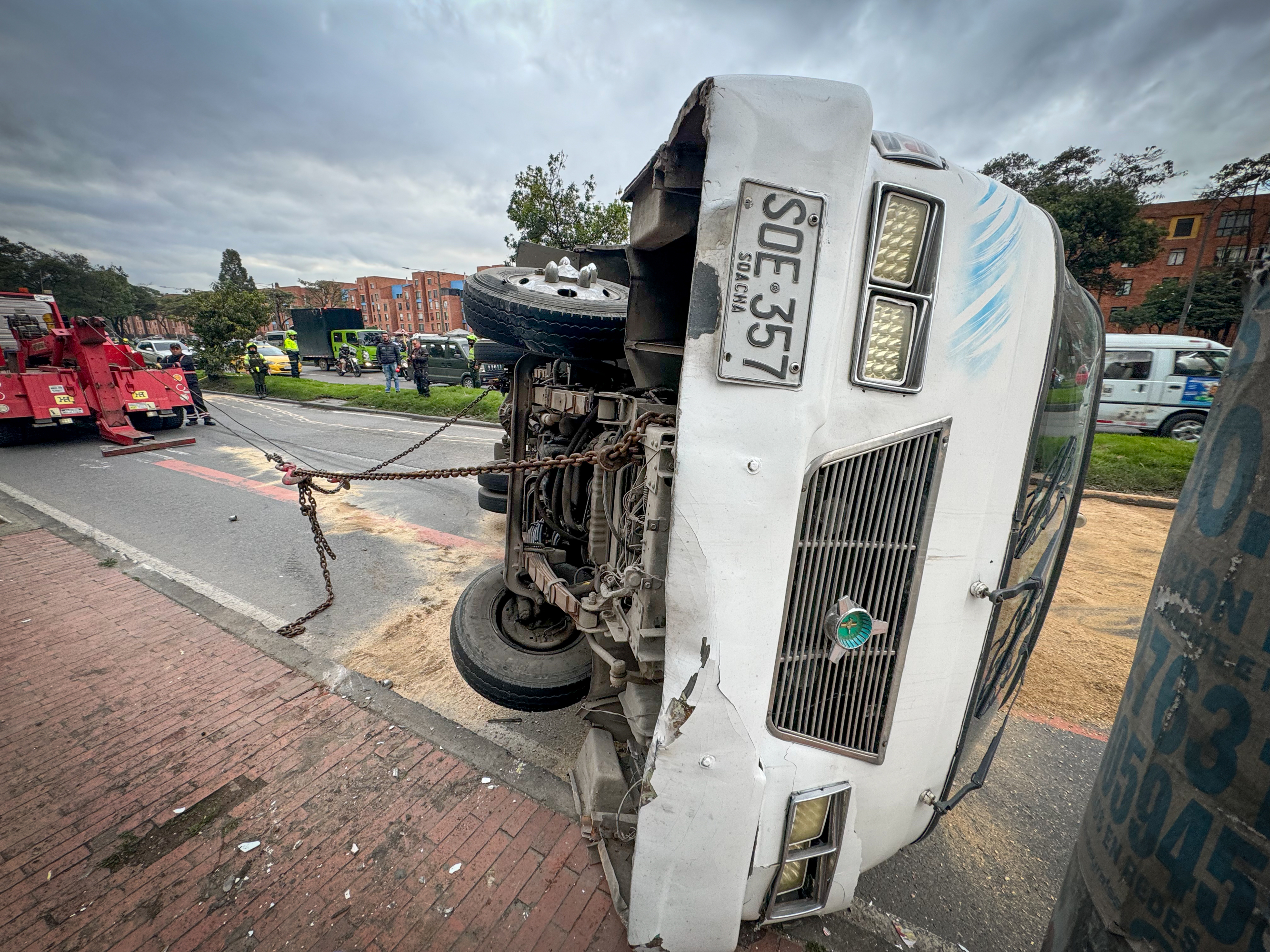Bus pierde el control por esquivar a un ciclista en la avenida Boyacá con 22, a esta hora se presenta un fuerte trancon de carros sentido norte sur. Bogotá 12 de junio del 2024. Foto MAURICIO MORENO CEET EL TIEMPO @mauriciomorenofoto
