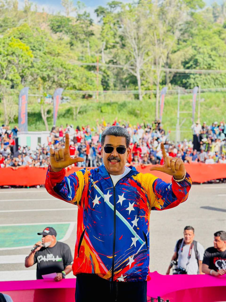El presidente de Venezuela declara las motopiruetas deporte nacional.