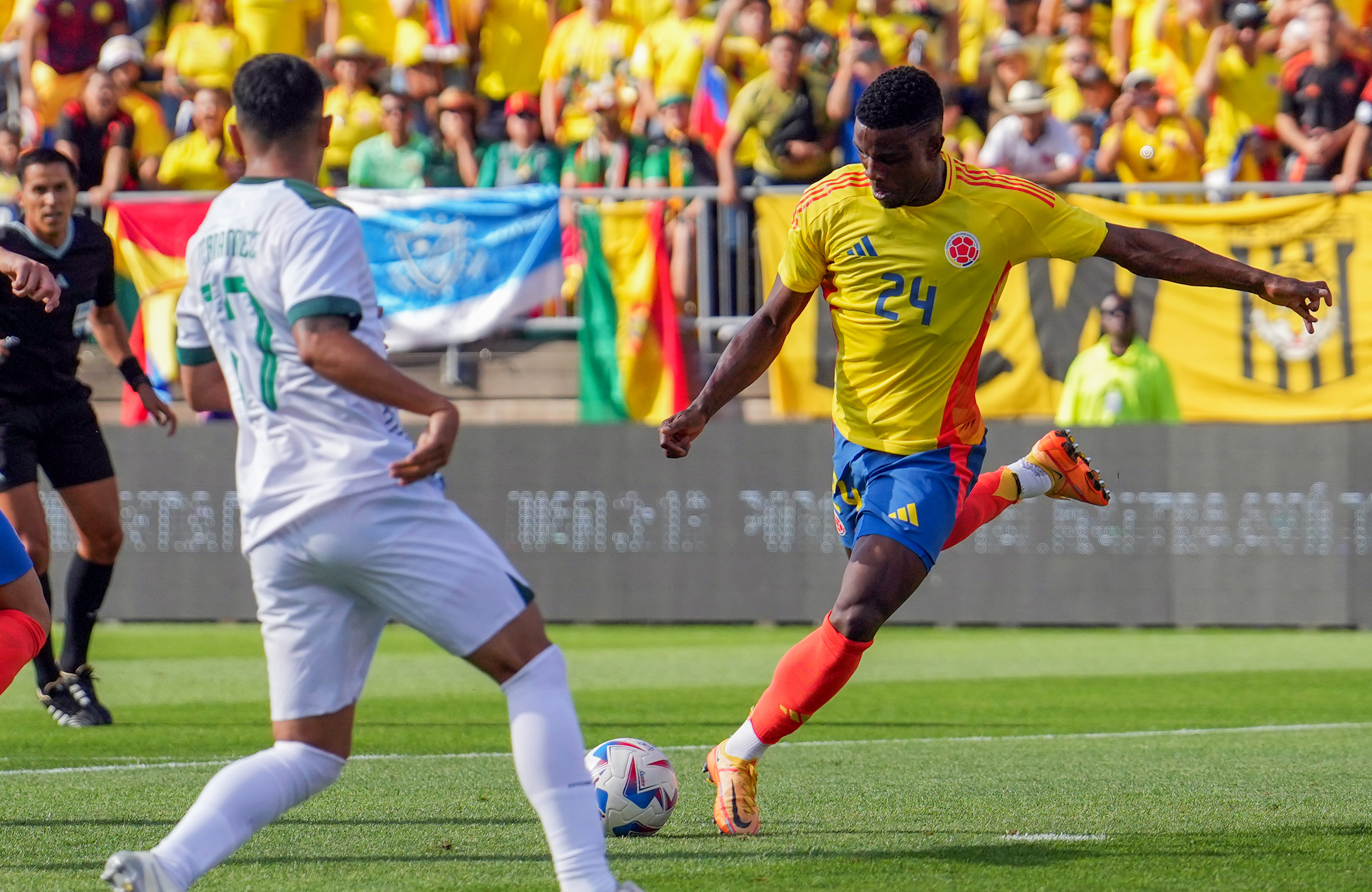 Jhon Córdoba (der.) anotó el segundo gol en el amistoso entre las selecciones de Colombia y Bolivia.