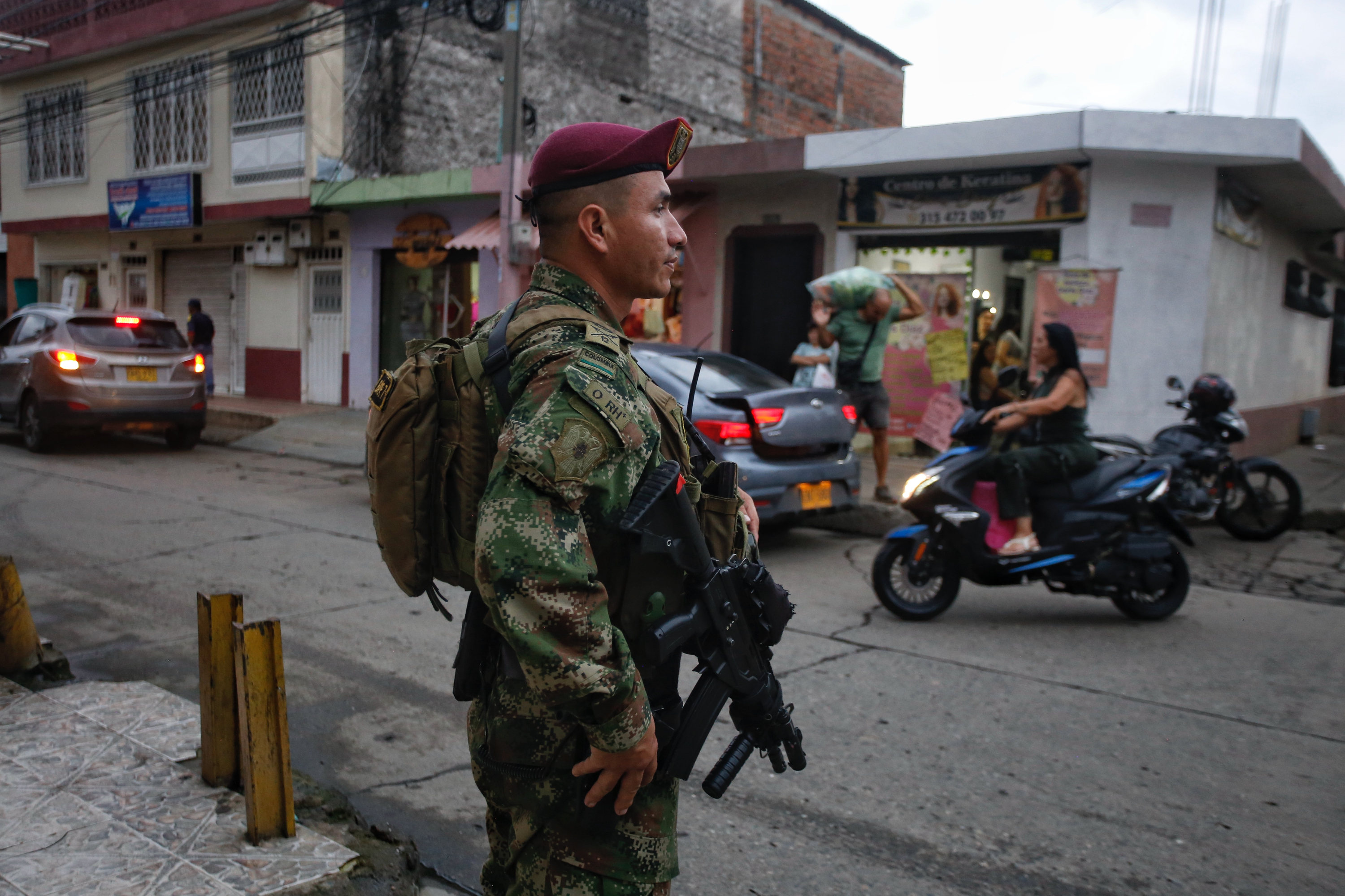 Cali Colombia 16 de Junio de 2024 en Cumplimento del Compromiso Con Los Jamundeños, Este Fin de Semana se Puso en Marcha una Caravana de Seguridad como Parte de la Estrategia Liderada Tranquilidad en el territorio.  Con la Presencia de 132 Policías de DiFerentes Especialidades, Así Como Soldados del Batallón Pichincha y Unidades de Tránsito se Adelantan Controles en DiFerentes Sectores del Municipio.  Fotos Santiago Saldarriaga Quintero / El Tiempo