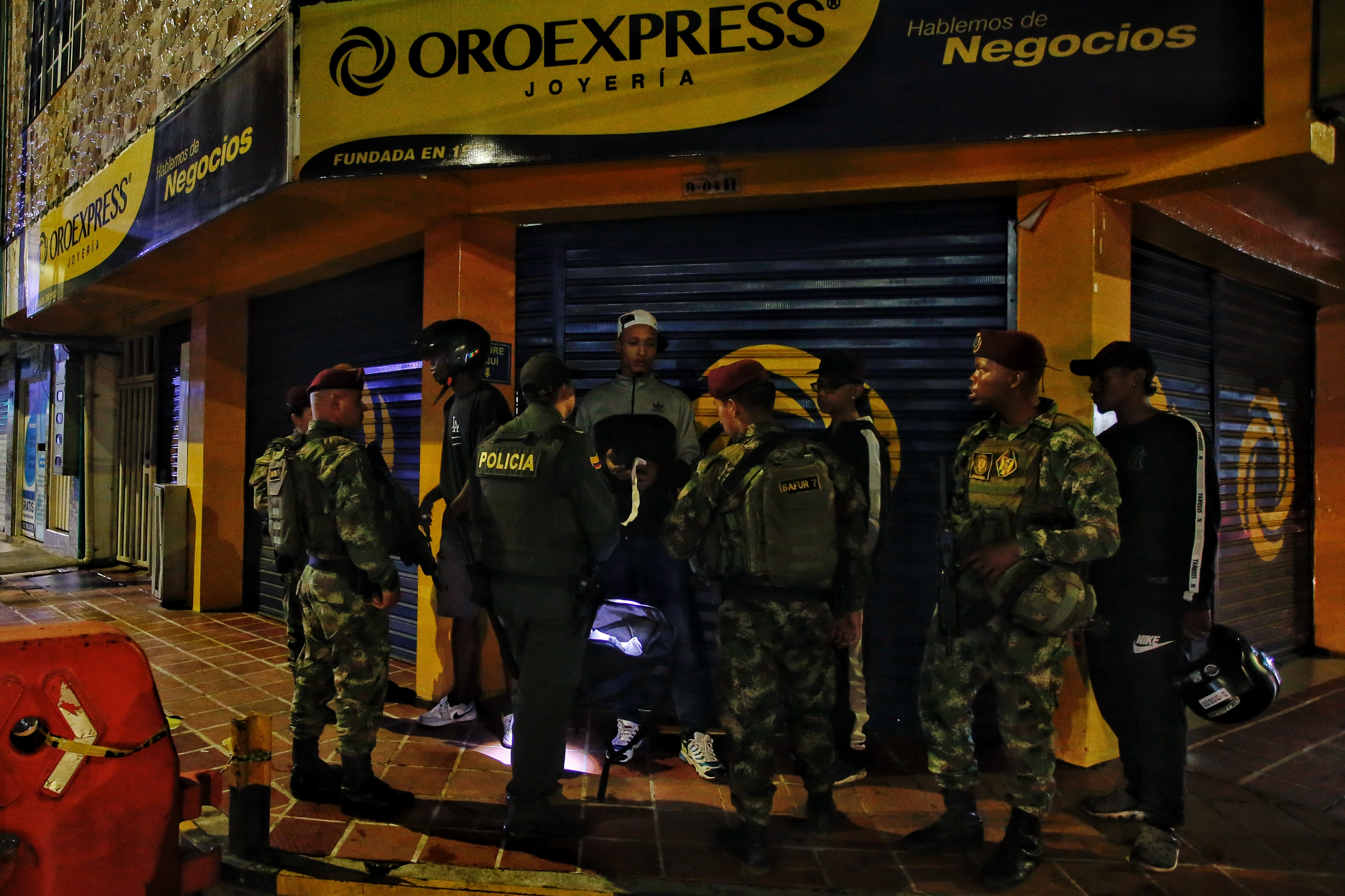 Cali Colombia 16 de Junio de 2024 en Cumplimento del Compromiso Con Los Jamundeños, Este Fin de Semana se Puso en Marcha una Caravana de Seguridad como Parte de la Estrategia Liderada Tranquilidad en el territorio.  Con la Presencia de 132 Policías de DiFerentes Especialidades, Así Como Soldados del Batallón Pichincha y Unidades de Tránsito se Adelantan Controles en DiFerentes Sectores del Municipio.  Fotos Santiago Saldarriaga Quintero / El Tiempo
