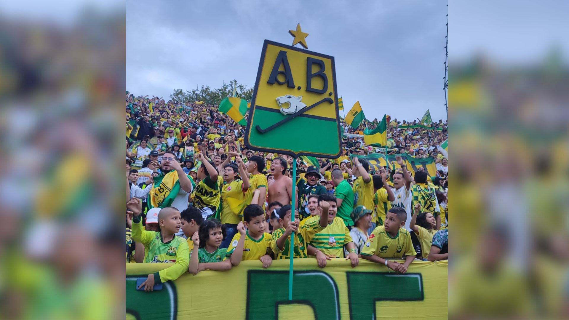 Aficionados de todas las edades están en el estadio Américo Montanini.