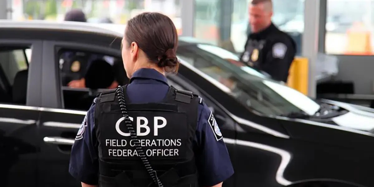 La CBP detuvo a un hombre que intentaba ingresar al país con tarjetas robadas