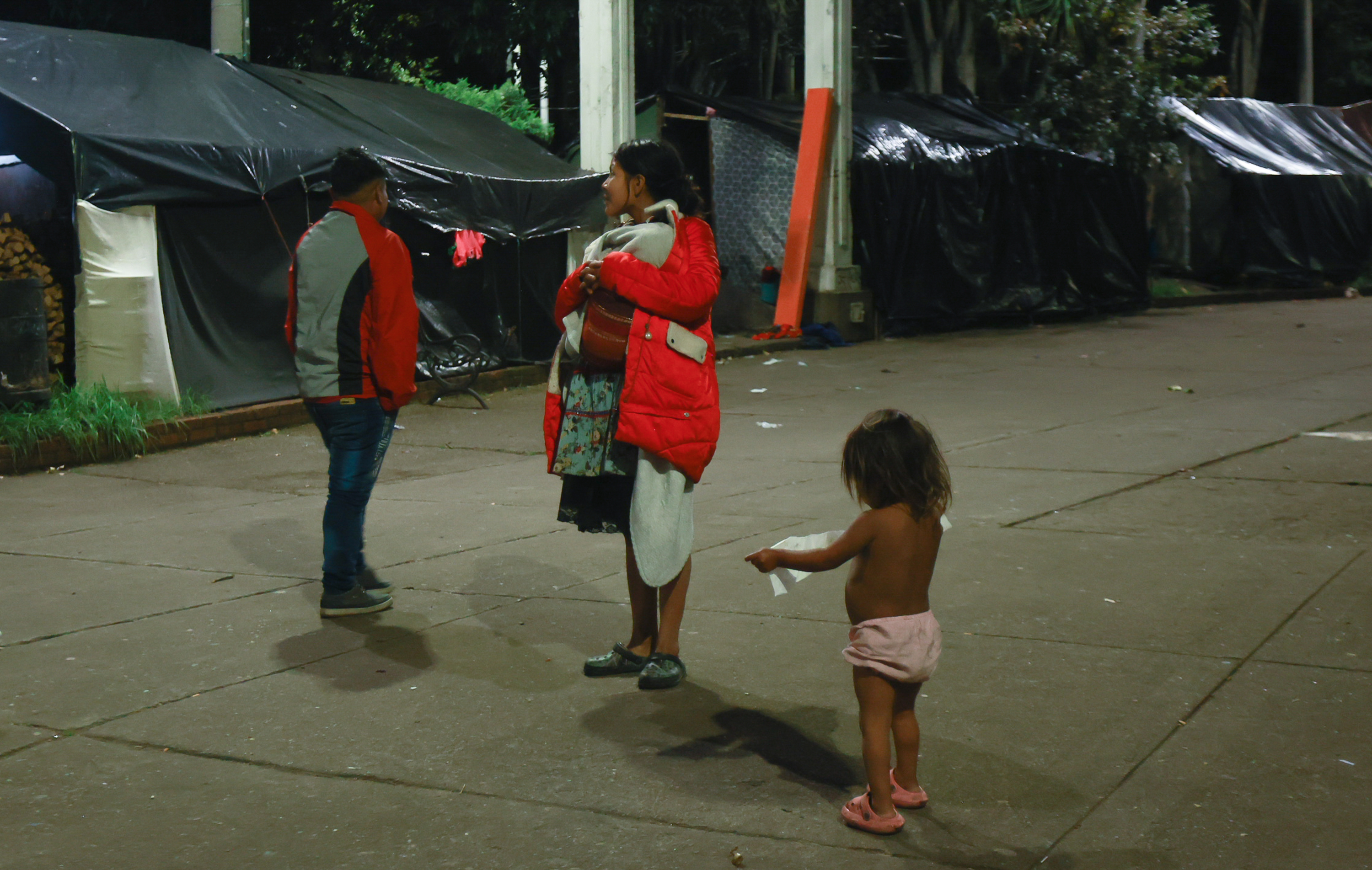 Con palos, restos de madera y bolsas plásticas, más de 600 indígenas de la comunidad embera han construido un asentamiento ilegal en medio del Parque Nacional, en Bogotá. Los cambucehes albergan a cientos de niños, quienes, en su mayoría, padecen desnutrición y enfermedades respiratorias.