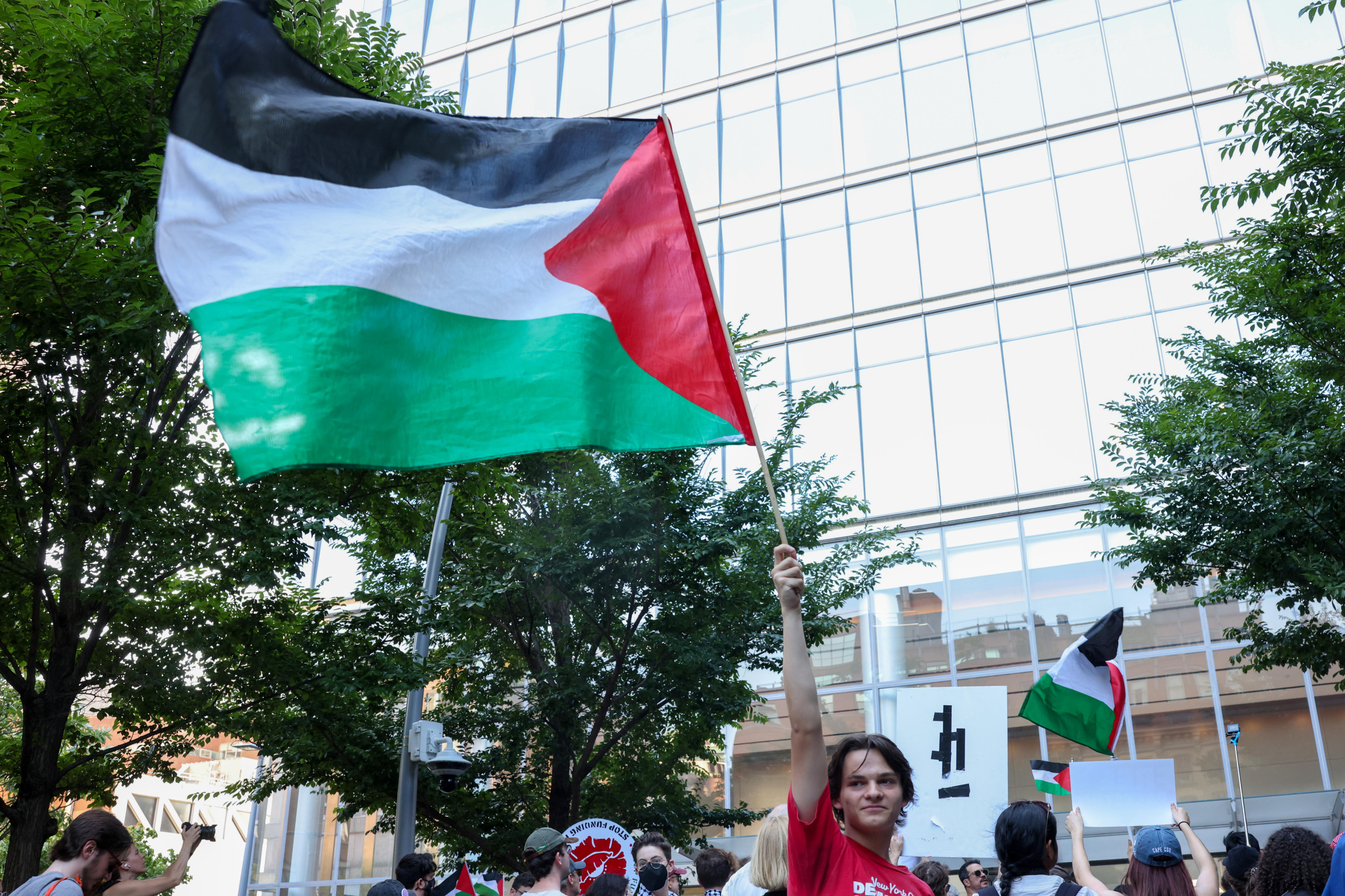 Un hombre con una bandera de Palestina.