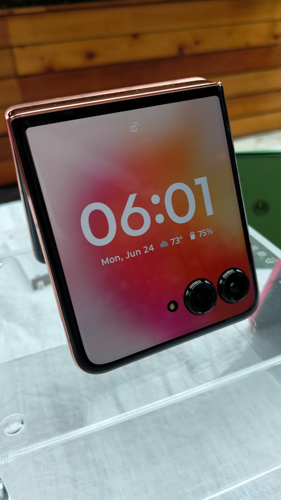 Los nuevos motorola Razr 50 ultra y Motorola Razr 50 son dos elegantes smartphones de bolsillo que llevan el poder de la IA a las manos de más usuarios.