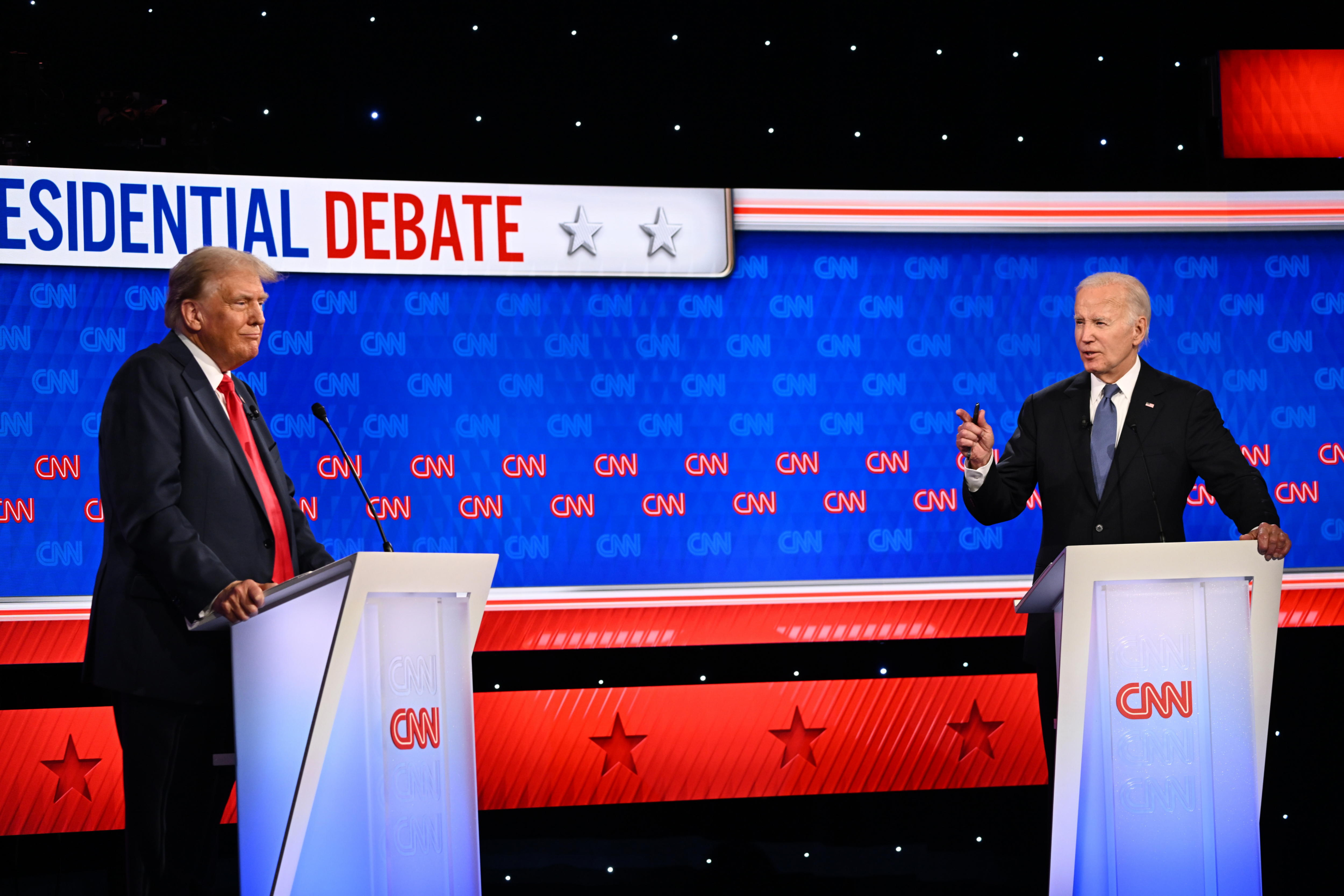 Donald Trump y Joe Biden en el debate presidencial de CNN.
