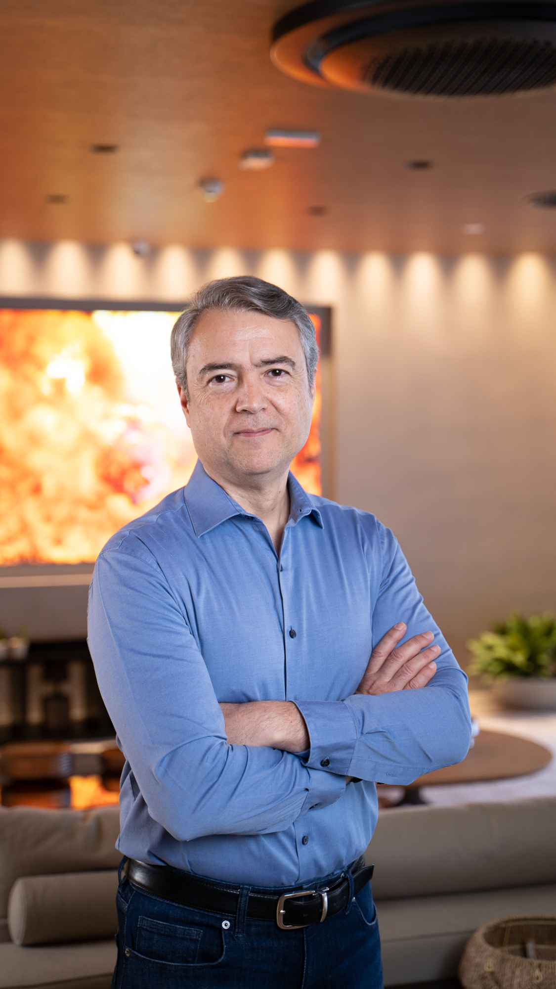 Foto de Mario Laffitte, vicepresidente de Asuntos Corporativos para Latinoamérica de Samsung, con los brazos cruzados.