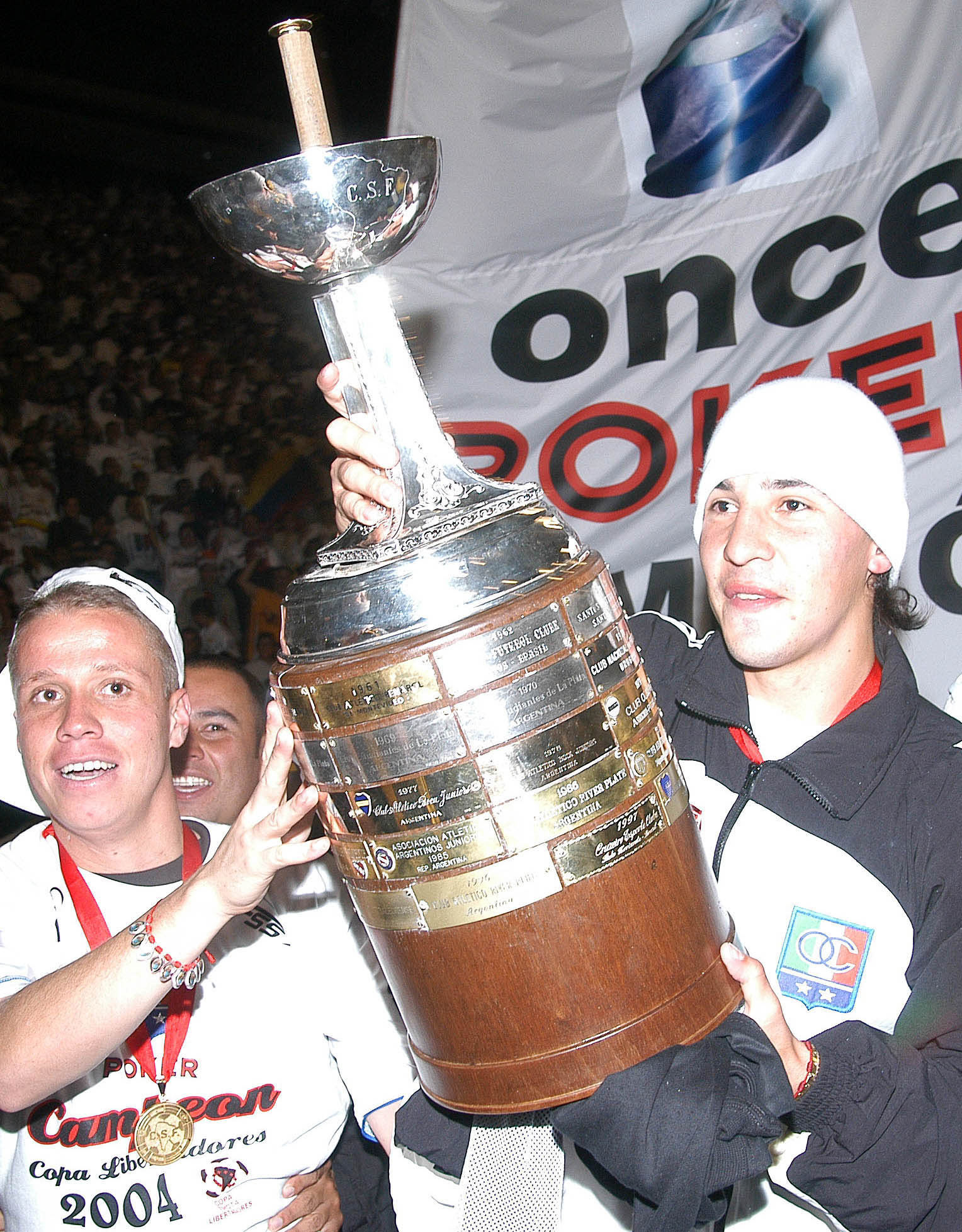 Once Caldas, with the Copa Libertadores trophy.