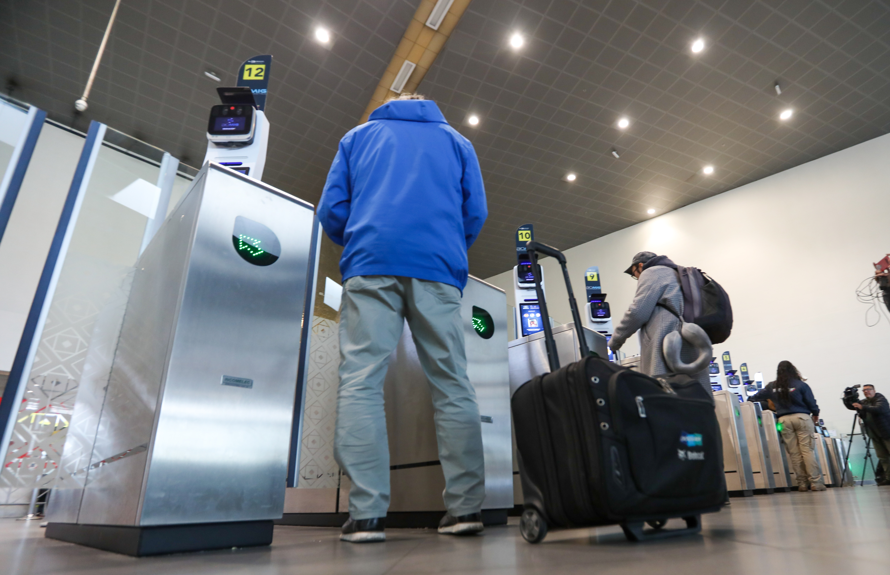 La Unidad Administrativa Especial de Migración Colombia y Avianca se unen para beneficiar a viajeros colombianos, el director de Migración Fernando Garcia Manosalva y el vicepresidente comercial de de Avianca Felipe Gómez sobre el convenio de enrolamiento para otorgar millas a los nuevos usuarios que se registren en Biomig, Bogotá 9 de julio del 2024 .Foto MAURICIO MORENO CEET EL TIEMPO @mauriciomorenofoto