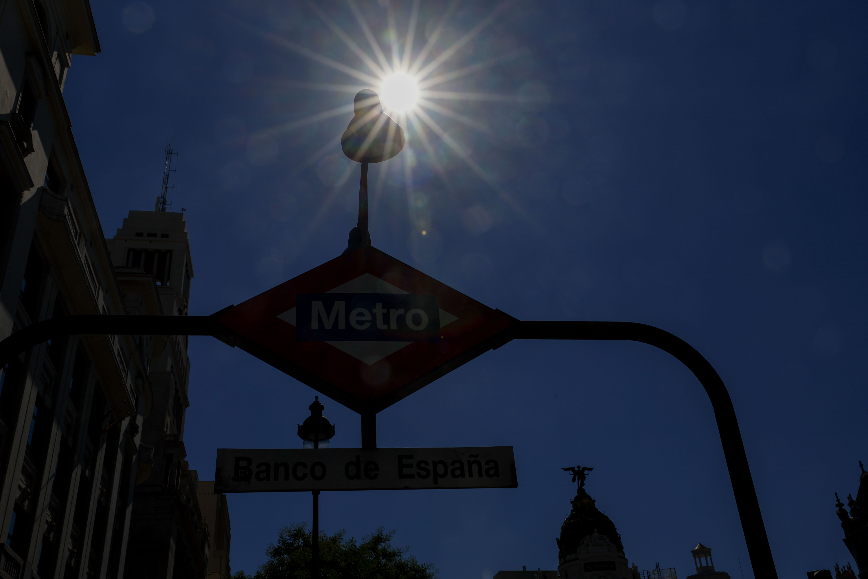 El sol luce en lo alto de la estación de Metro de Banco de España.
