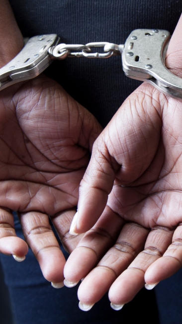 Las mujeres fueron detenidas por la policía.