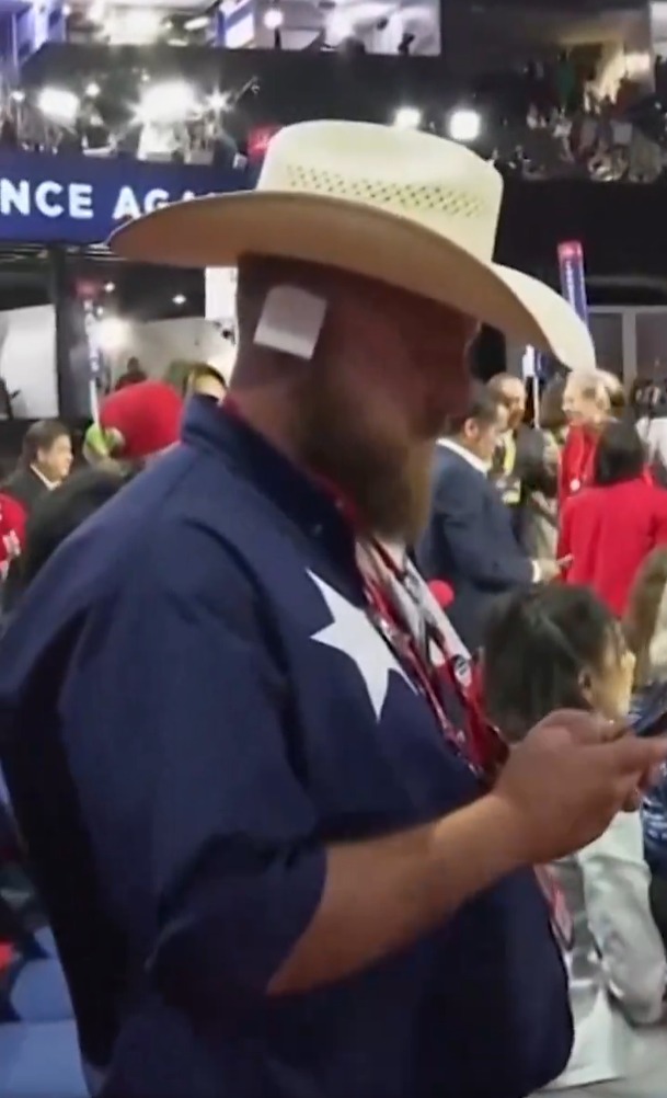 Un seguidor de Trump con una venda falsa en su oreja a modo de homenaje.