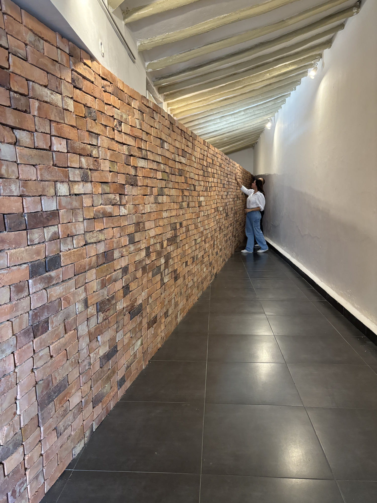 Los visitantes del Museo no pueden evitar tocar el muro y revivir sus recuerdos de frontera.