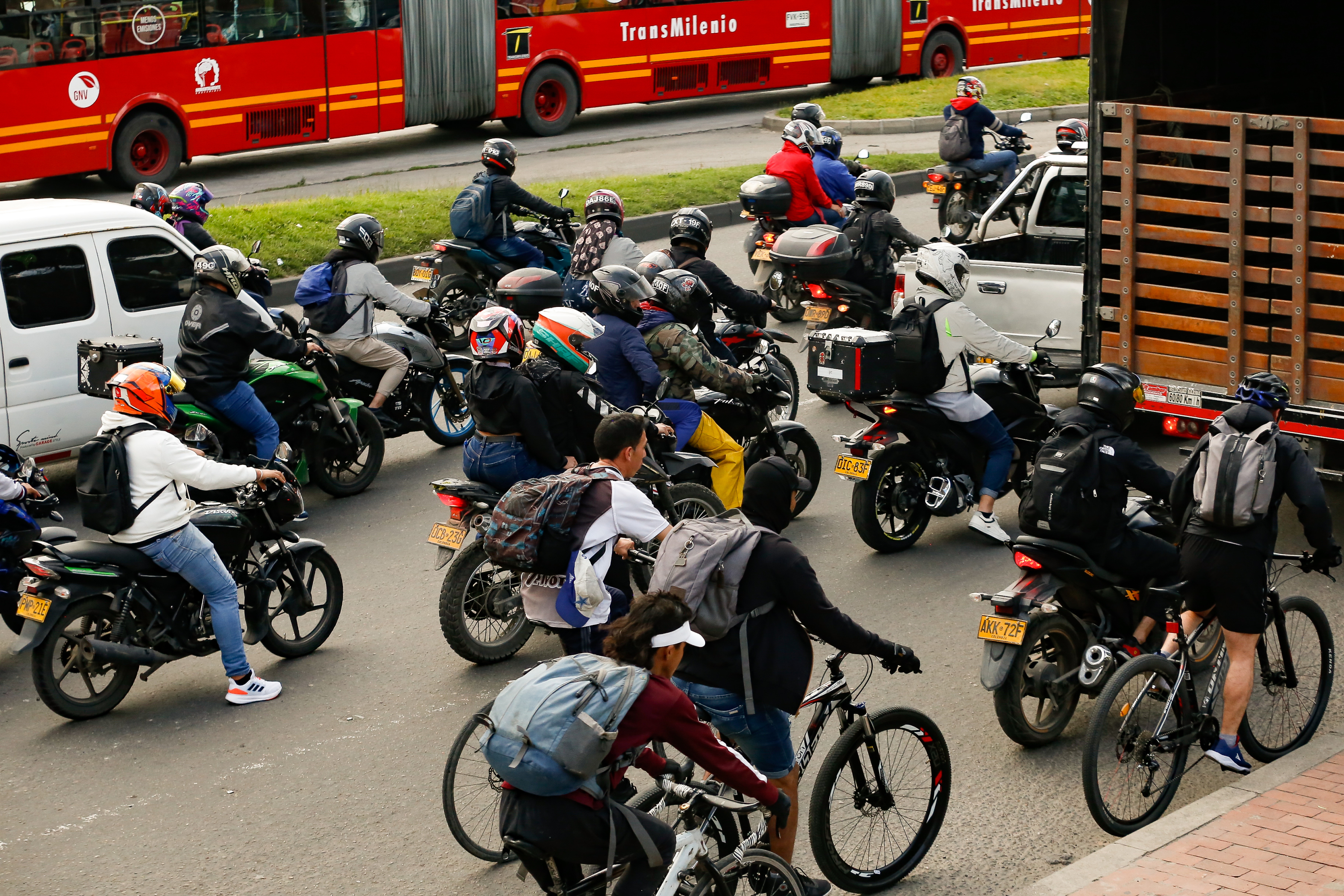 Motociclistas en avenida de Las Américas.