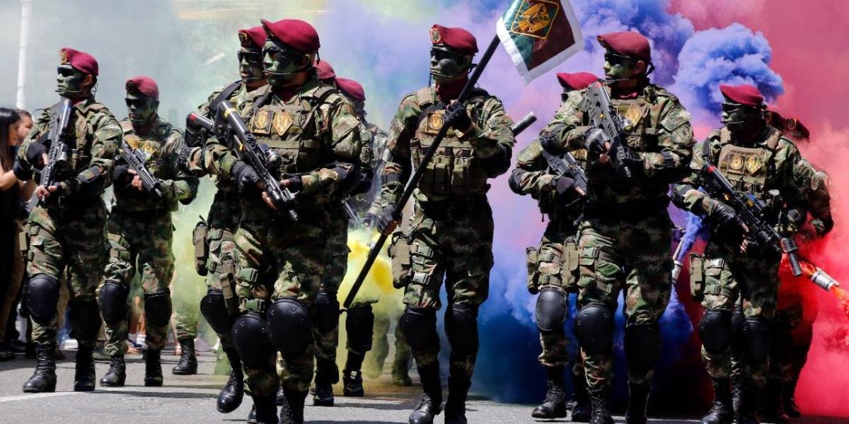 A las 9 de la manaña inicia el desfile militar en bogotá.