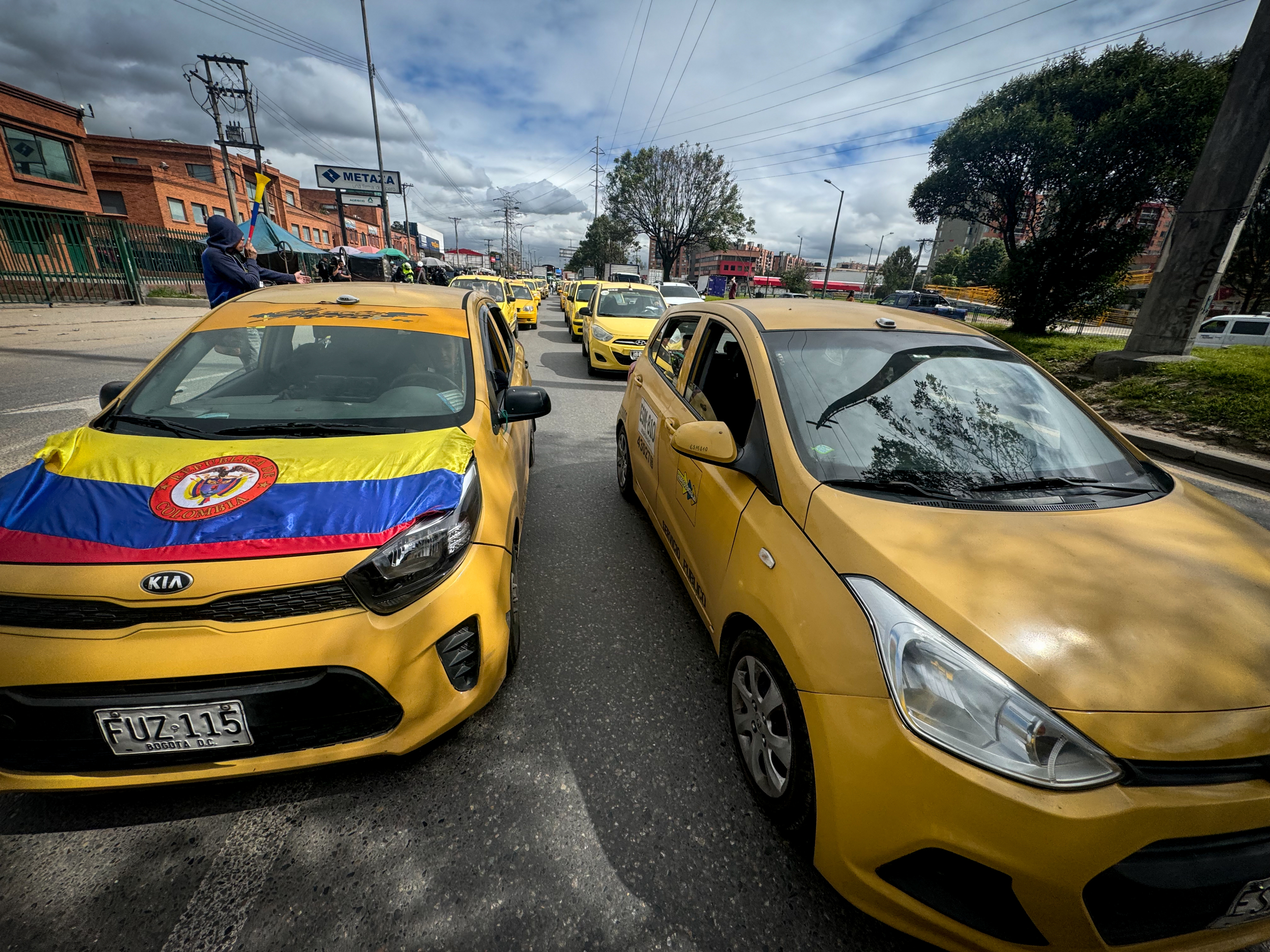 Para Este Martes 23 de Julio, El Gremio de Taxistas Convocó una Nueva Jornada de Protestas que Afecto Significativamento la Movilidad en Bogotá Otras Ciudades de Colombia. El paro se realizó para expresar su inconformidad Cons conductores particulares y motociclistas que prestan Servicio de transporte a Través de Aplicaciones. Taxista Bloquearon la Calle 13 Con Ciudad de Cali. Bogotá 23 de Julio del 2024. Foto Mauricio Moreno Ceet El Tiempo @mauriciomorenofoto