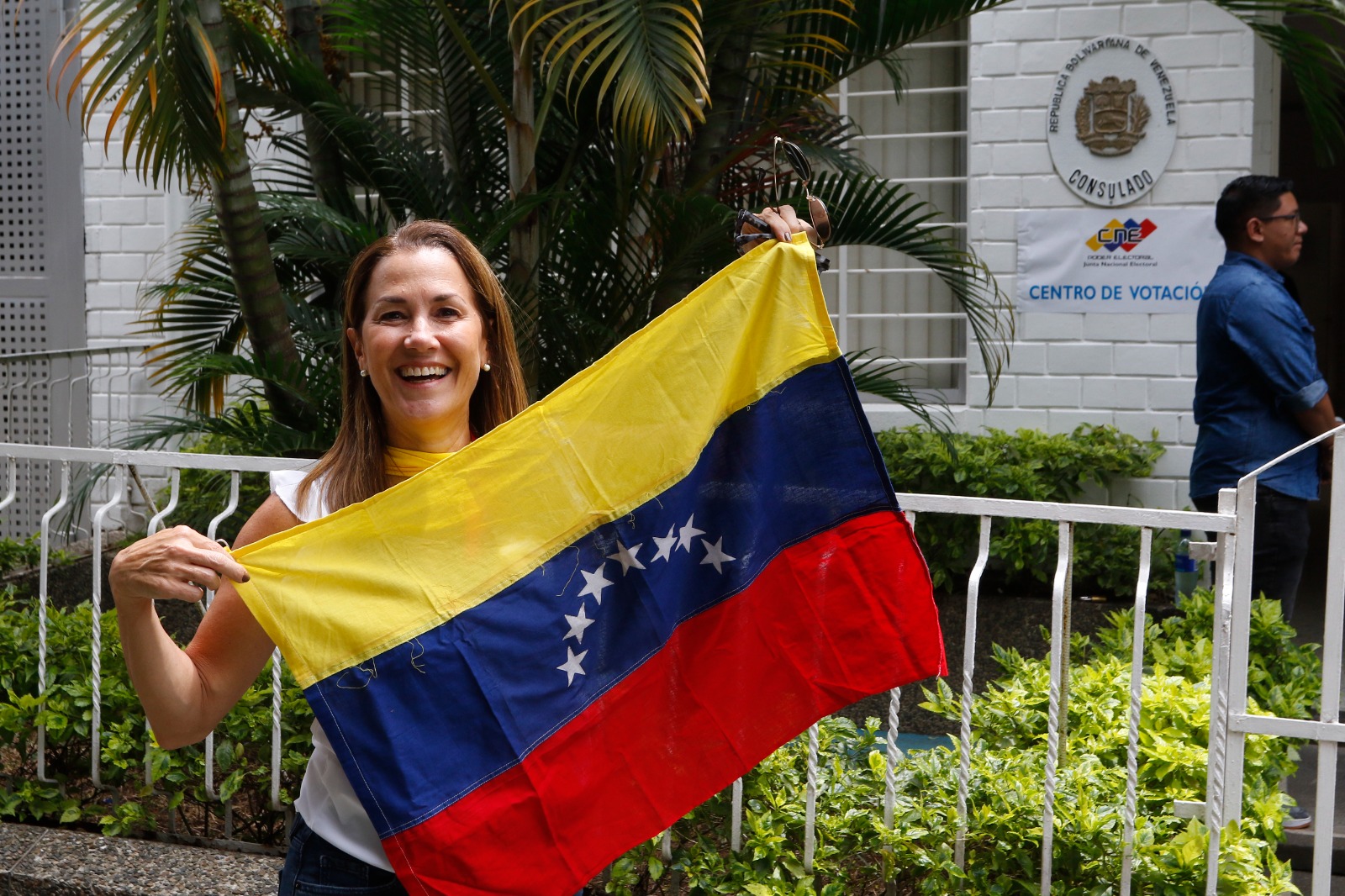 Election day for Venezuelans residing in Medellín advances. They came to the Consulate located in the Laureles neighborhood to exercise their right and unite around the country.