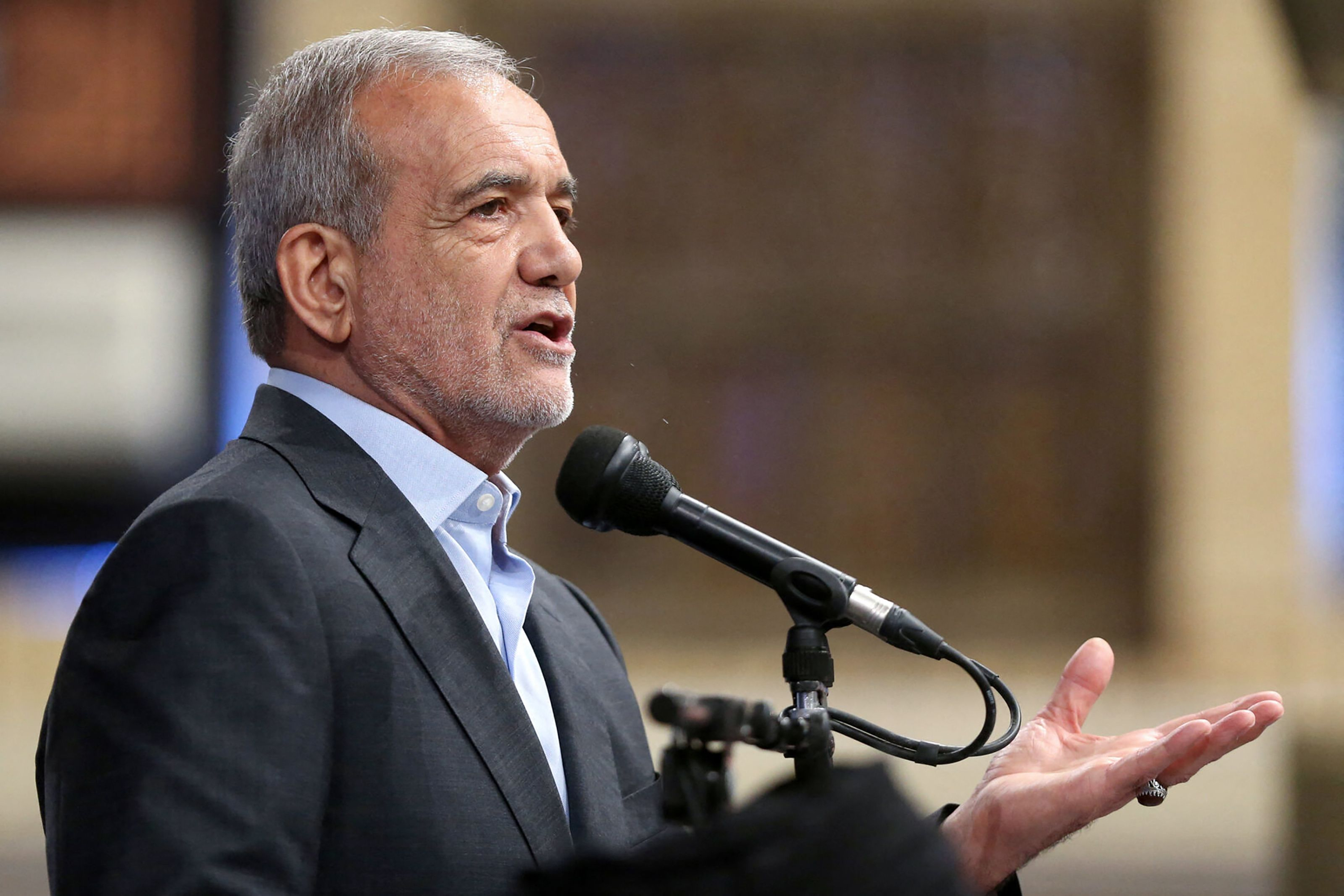 El presidente electo Masoud Pezeshkian pronuncia un discurso durante la ceremonia oficial de respaldo presidencial del líder supremo de Irán.