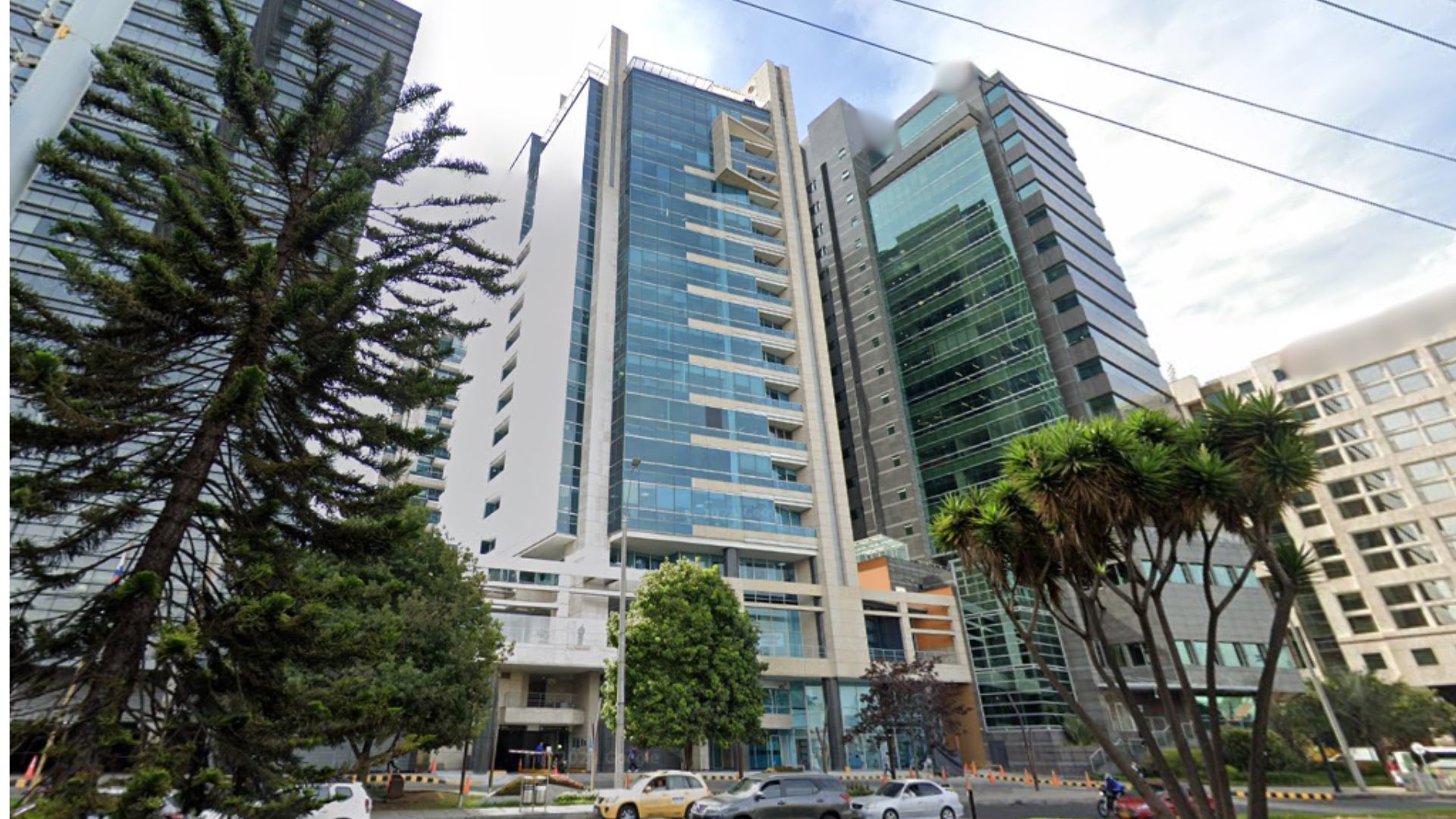 En el edificio de vidrios azules (centro) están las oficinas de Esmeraldas Santa Rosa.