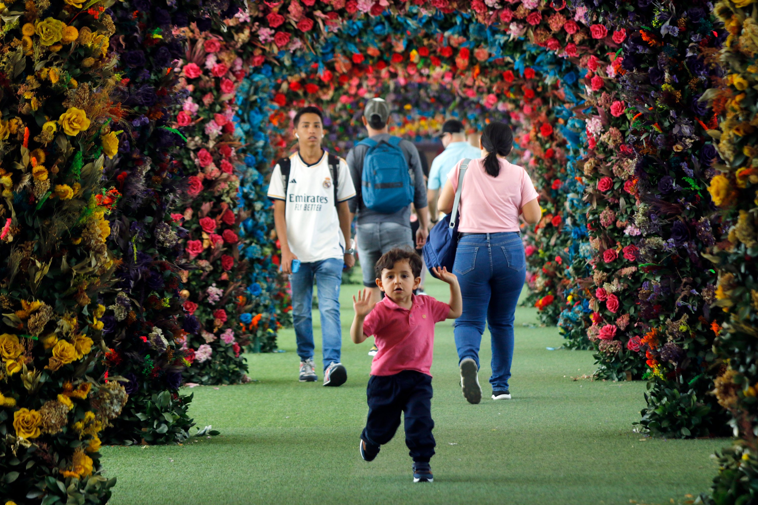 Los visitantes del centro comercial Mayorca de Sabaneta, ya sienten la alegría de la Feria de Flores