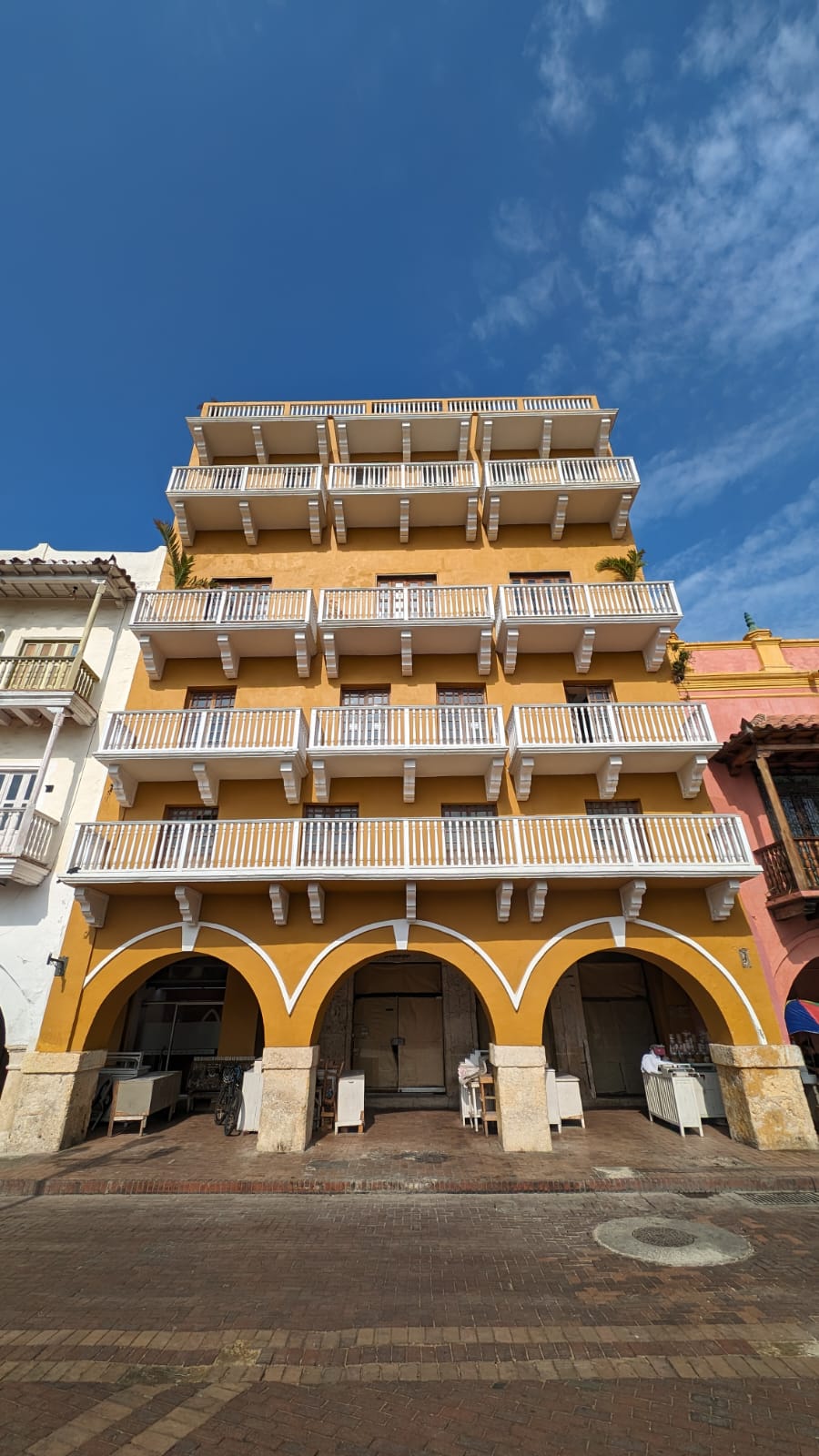 edificio Torre del Reloj en la Plaza de los Coches de Cartagena de Indias