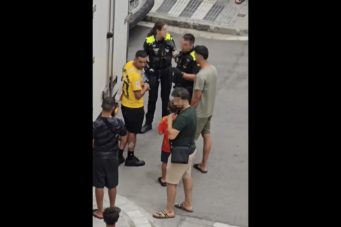 Screenshot from a video recorded by a local resident showing the intervention of the Mataró Local Police after an altercation between several men and Mounir Nasraoui, the father of FC Barcelona international player Lamine Yamal, who explains to the officers that he had been attacked. Nasraoui was subsequently stabbed and remains hospitalised at the Germans Trias i Pujol University Hospital in Badalona, ​​Can Ruti, with injuries of varying severity. Three people have been arrested by the Mossos d'Esqudra for their alleged involvement. EFE/ Hassan El Harrak **EDITORIAL USE ONLY/ONLY AVAILABLE TO ILLUSTRATE THE ACCOMPANYING NEWS (MANDATORY CREDIT)***