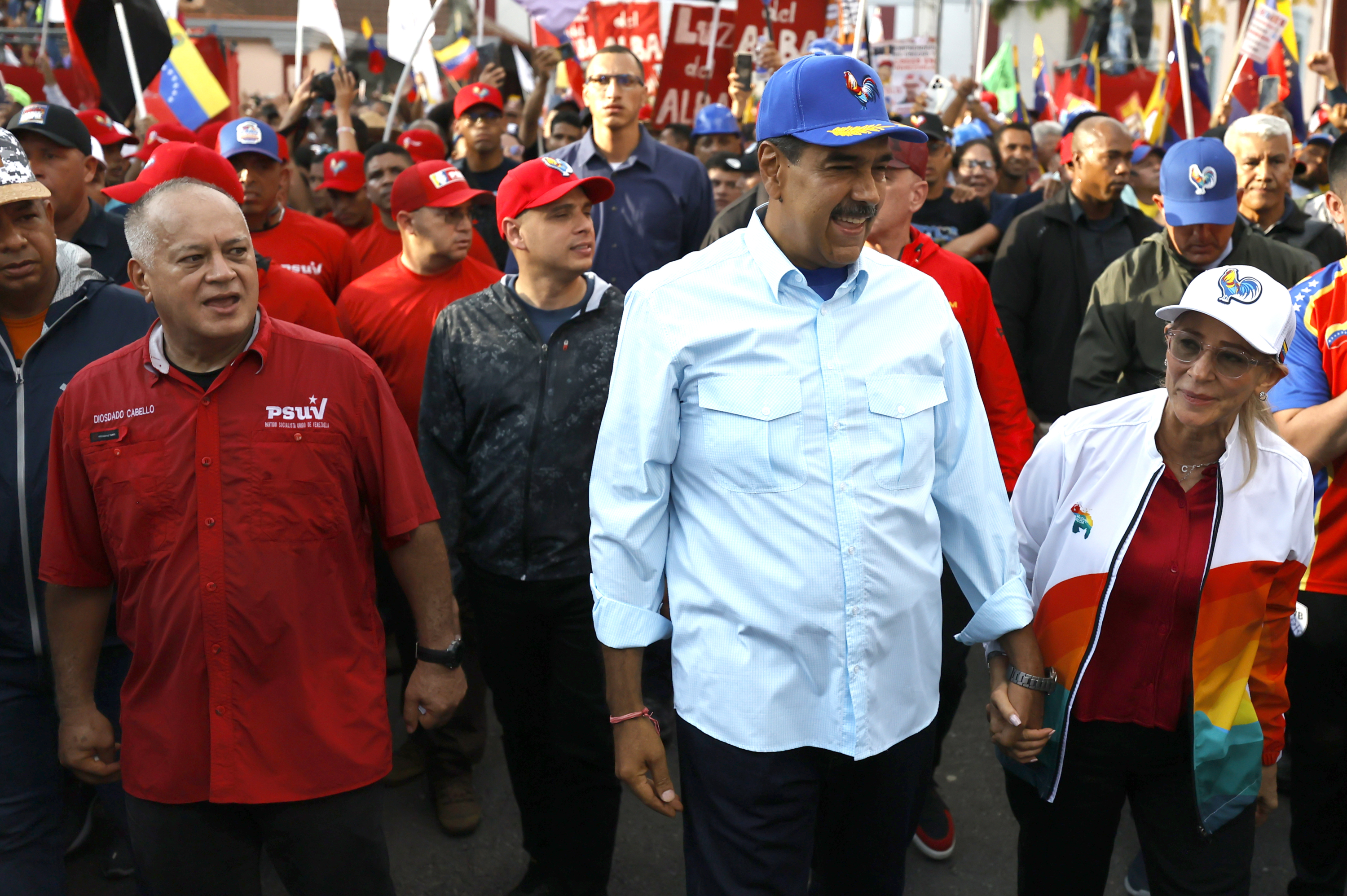 AME1322. CARACAS (VENEZUELA), 08/17/2024.- The president of Venezuela, Nicolás Maduro (c), walks with his wife, Cilia Flores, and the first vice president of the ruling United Socialist Party of Venezuela (PSUV), Diosdado Cabello (i), during a demonstration in favor of the Maduro Government, this Saturday in Caracas (Venezuela). Maduro asked Parliament to approve 