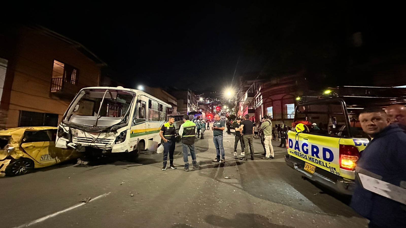 Medellín: Las víctimas del trágico accidente entre dos buses, un taxi y ...