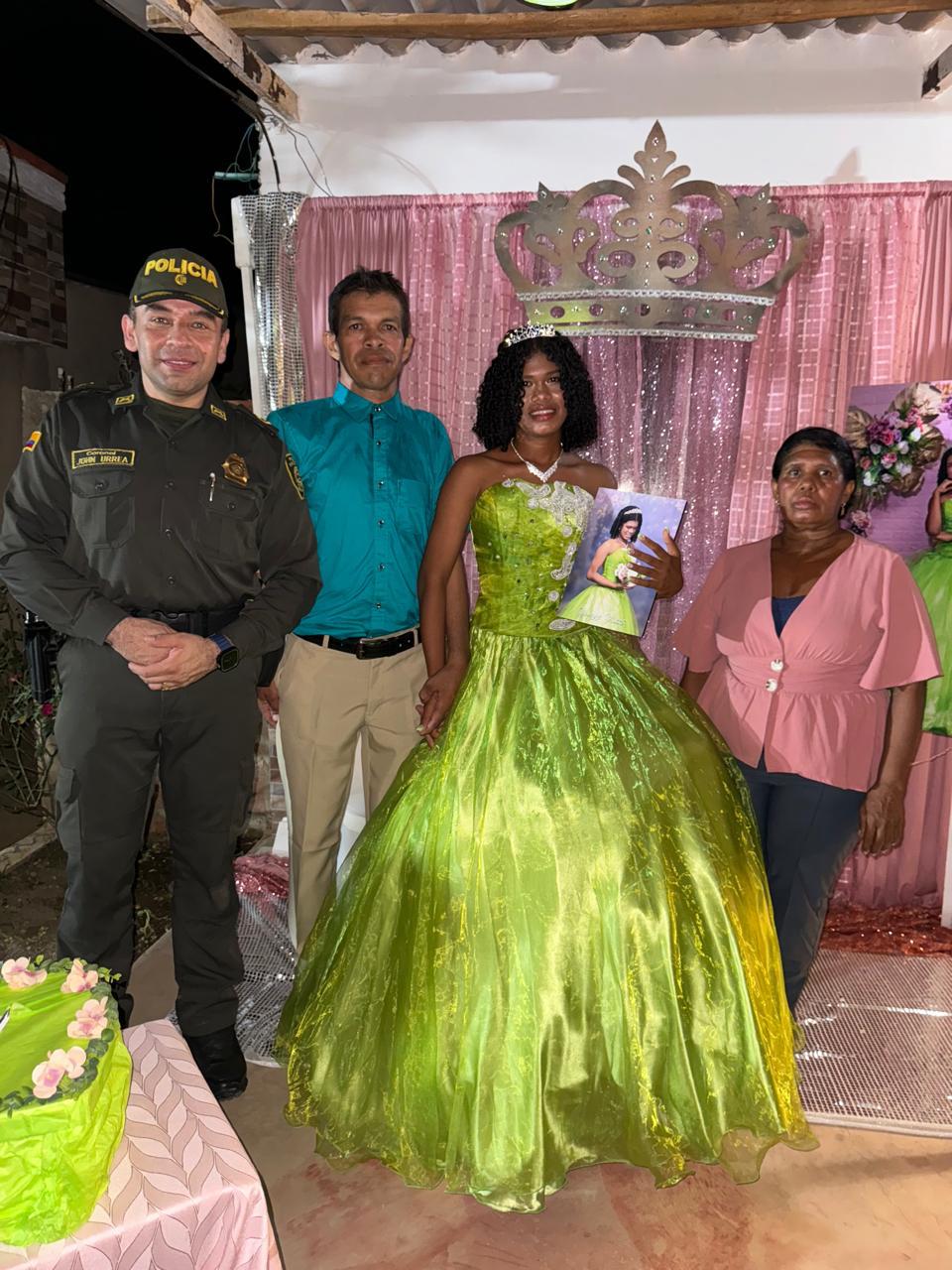 El coronel Jonh Urrea acompañó a la quinceañera en su celebración.