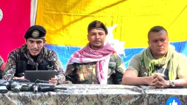 Izq: 'Jhon Mechas', 'Andrey', y a la derecha, alias Calarcá.