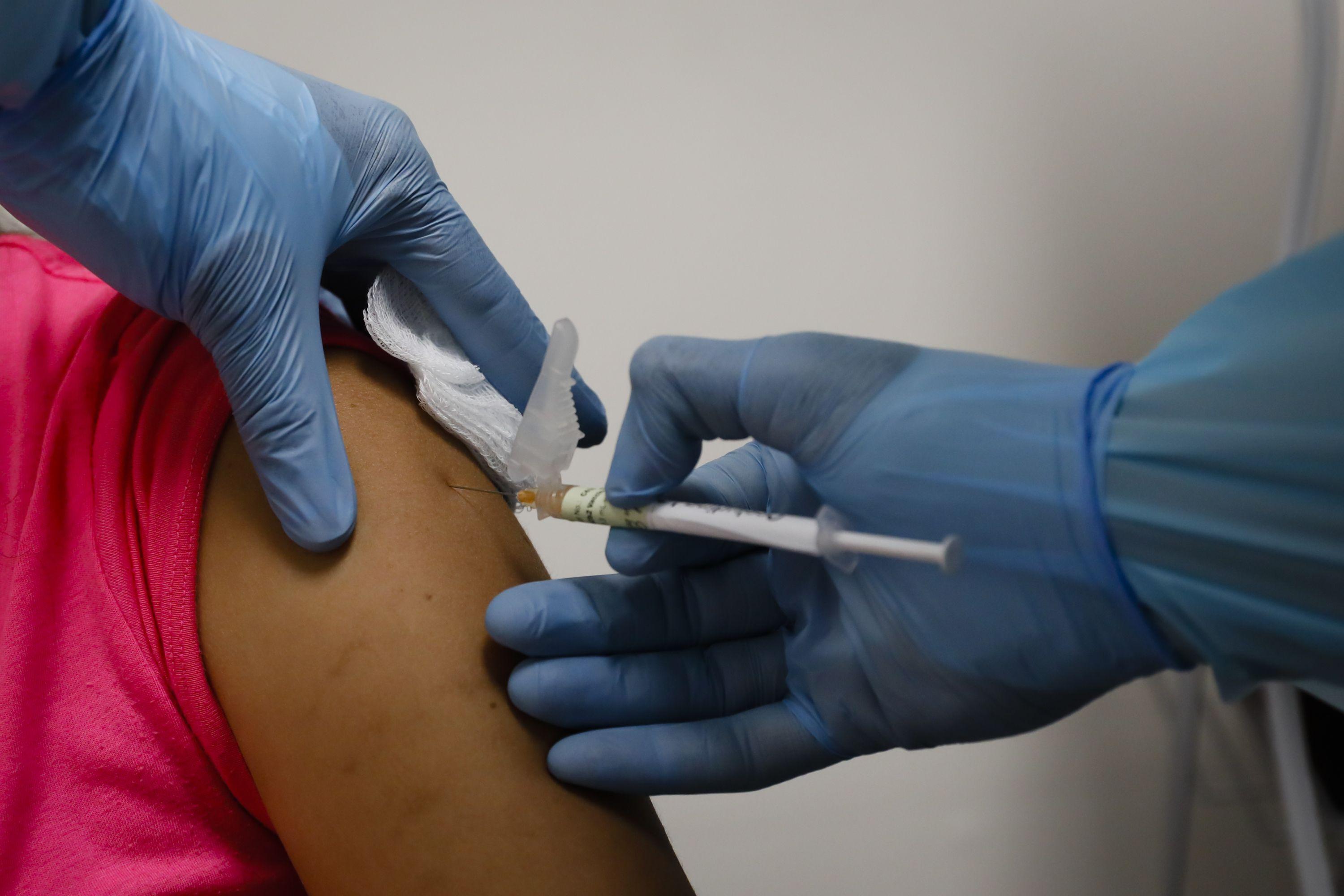 Algunos científicos creen que los ensayos de infección controlada tienen argumentos sólidos: ahorran tiempo, dinero y, en última instancia, vidas humanas.