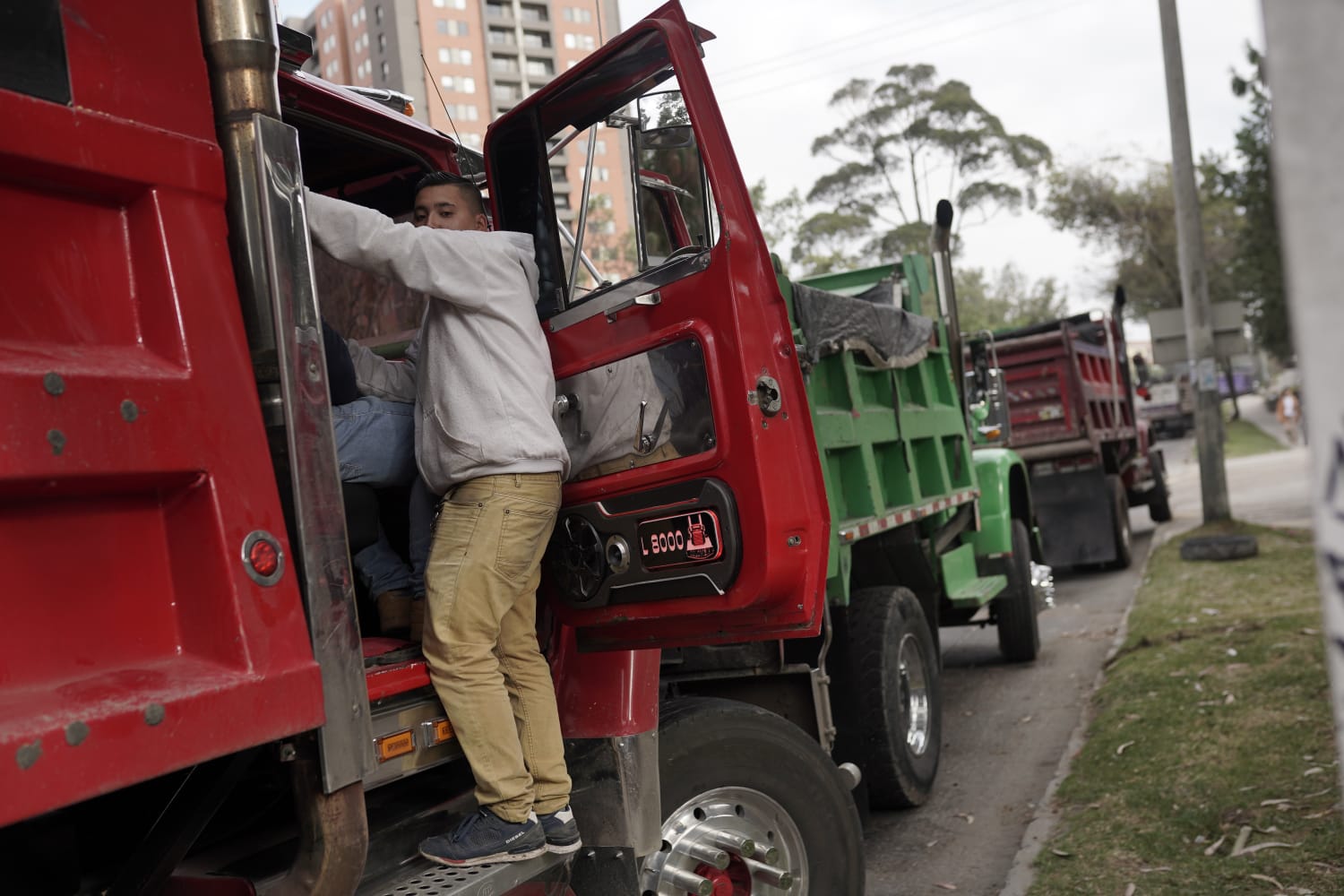 Camioneros retiran los vehículos de la carrera Séptima