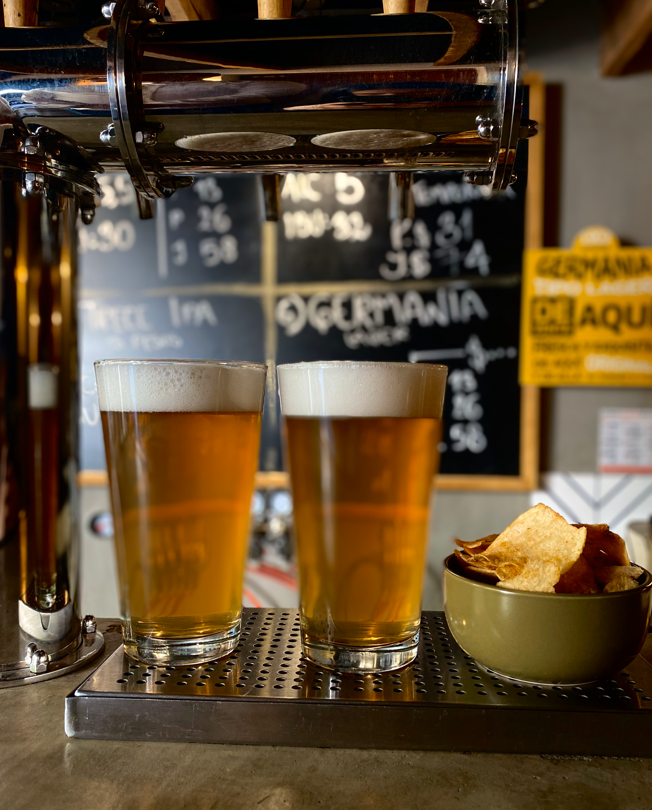 Todas las cervezas de Maravillas son de barril y están acompañadas de snacks.
