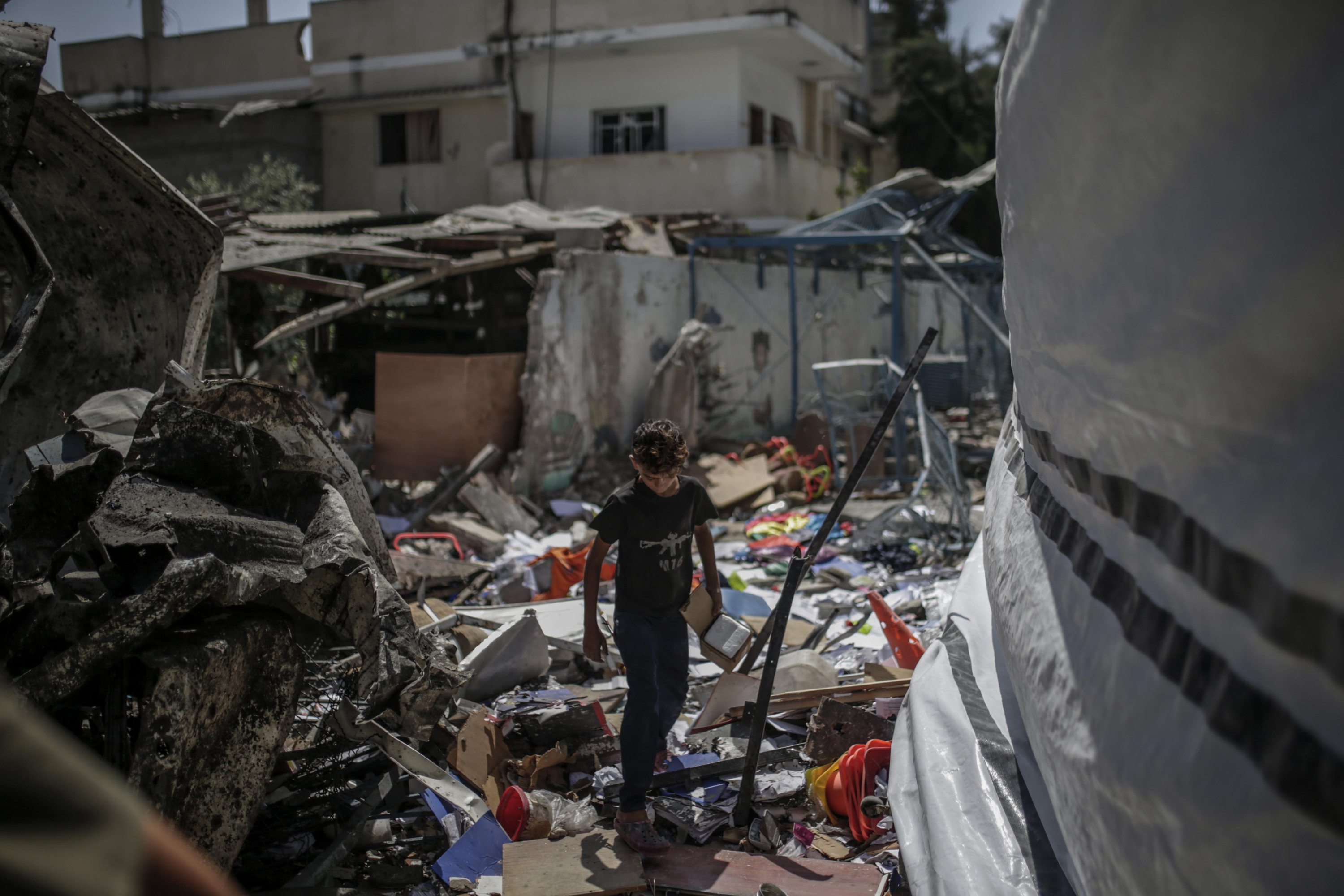 Al Nusairat Refugee Camp (---), 09/12/2024.- An internally displaced Palestinian boy inspects the rubble at the UNRWA-run school-turned-shelter of al-Jaouni, a day after the structure was hit by an Israeli airstrike, in Al-Nusairat refugee camp, central Gaza Strip, 12 September 2024. According to the Palestinian Ministry of Health in Gaza, at least 18 Palestinians were killed and dozens were injured in the strike. The United Nations agency for Palestine refugees (UNRWA) said at least six of their workers were among the victims. The Israeli military stated that it conducted a 'precise strike' on militants operating inside a Hamas command and control center in the area of ​​Nuseirat in central Gaza. More than 41,000 Palestinians and over 1,400 Israelis have been killed, according to the Palestinian Health Ministry and the Israel Defense Forces (IDF), since Hamas militants launched an attack against Israel from the Gaza Strip on 07 October 2023, and the Israeli operations in Gaza and the West Bank which followed it. EFE/EPA/MOHAMMED KNOW