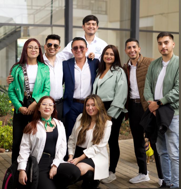 Juanita (de blazer blanco y cabello claro) junto a sus coequiperos.