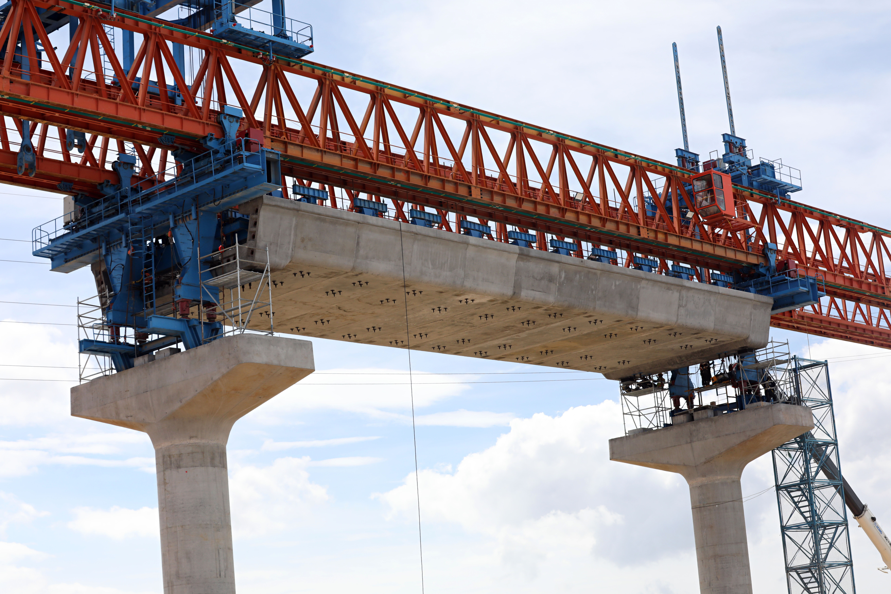 Bogotá septiembre 16 de 2024.  Avance obras del metro. Tercera viga lanzadora instala las primeras dovelas del viaducto de la primera línea del metro que tiene un avance de 38.7%, en la av. Villavicencio llegando a la av. Guayacanes.
Fotos: @miltondiazfoto /El Tiempo