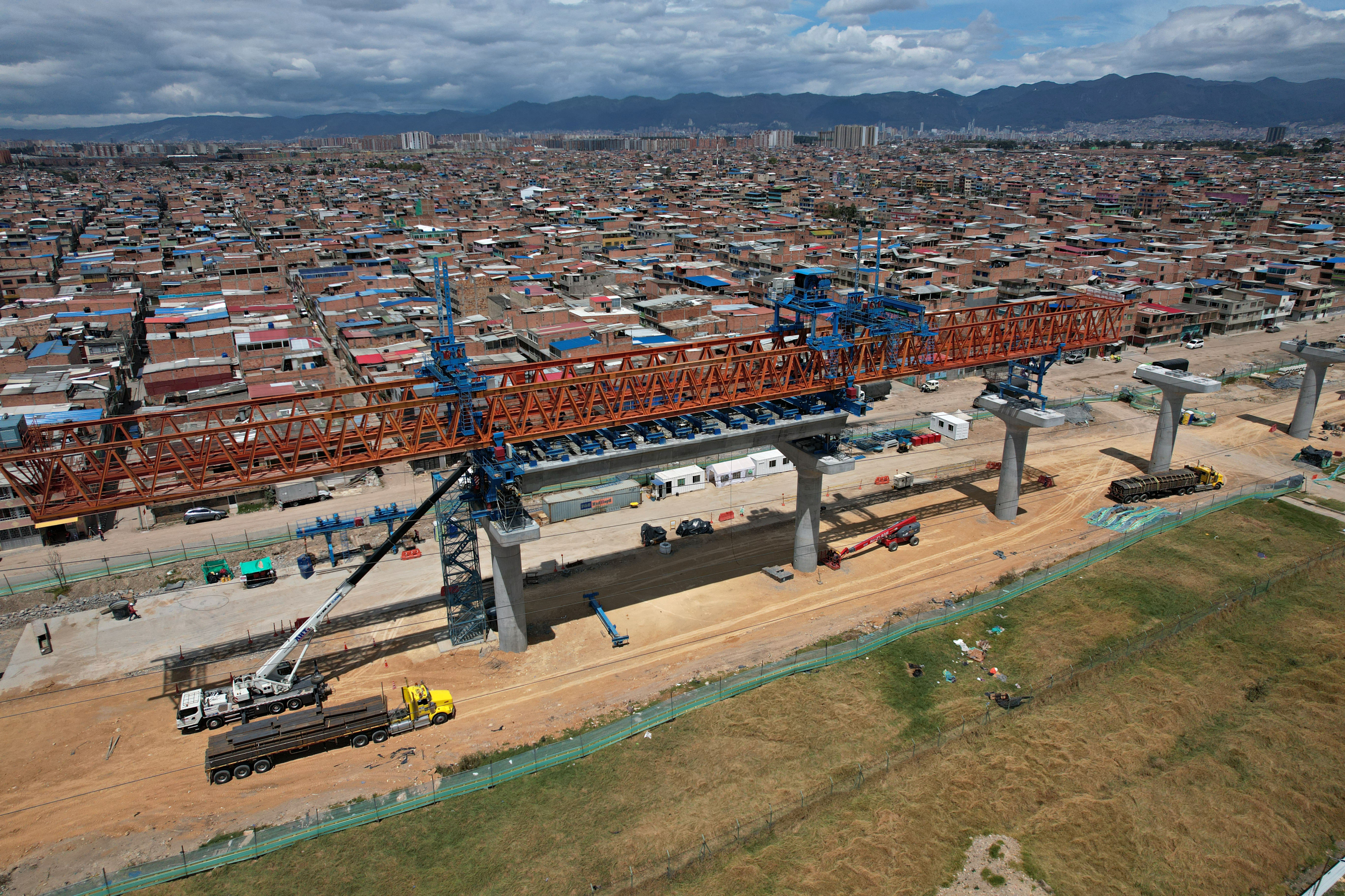 Bogotá septiembre 16 de 2024.  Avance obras del metro. Tercera viga lanzadora instala las primeras dovelas del viaducto de la primera línea del metro que tiene un avance de 38.7%, en la av. Villavicencio llegando a la av. Guayacanes.
Fotos: @miltondiazfoto /El Tiempo